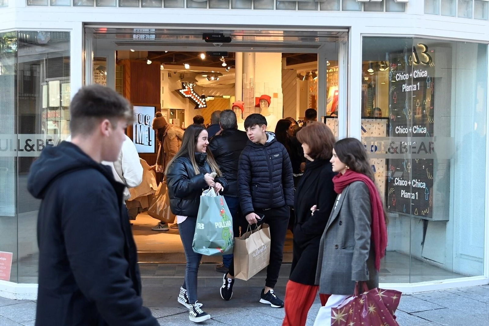 Las cordobeses se echan a la calle el primer día de las rebajas de invierno, en imágenes