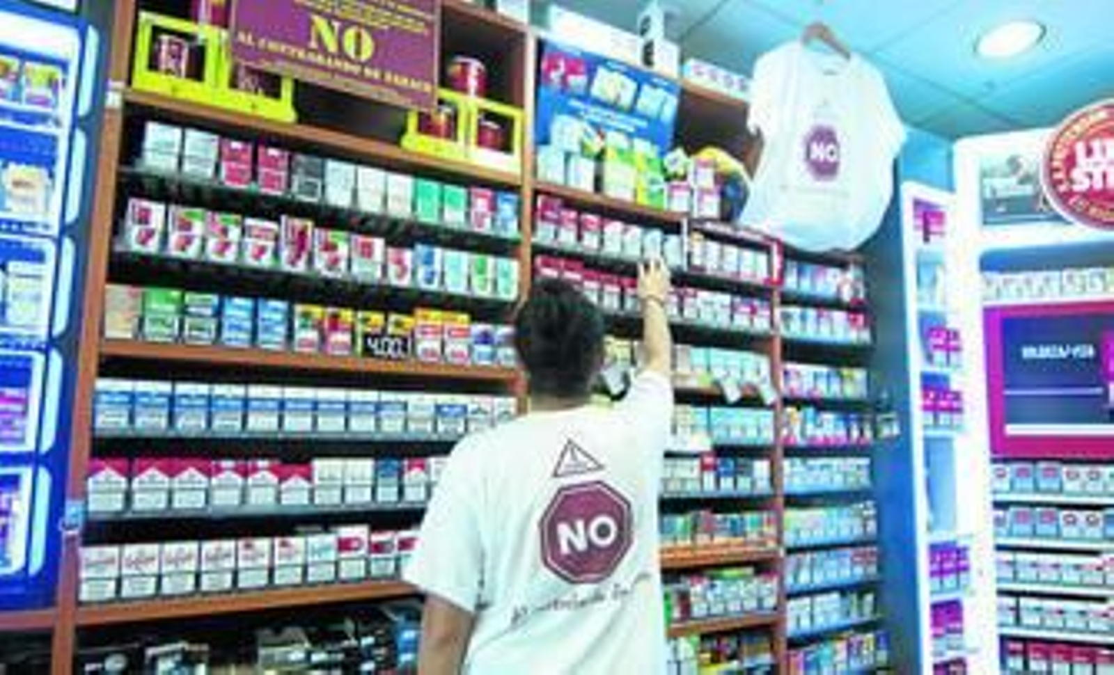 Camisetas y carteles reivindicativos en un estanco de la provincia de Sevilla.