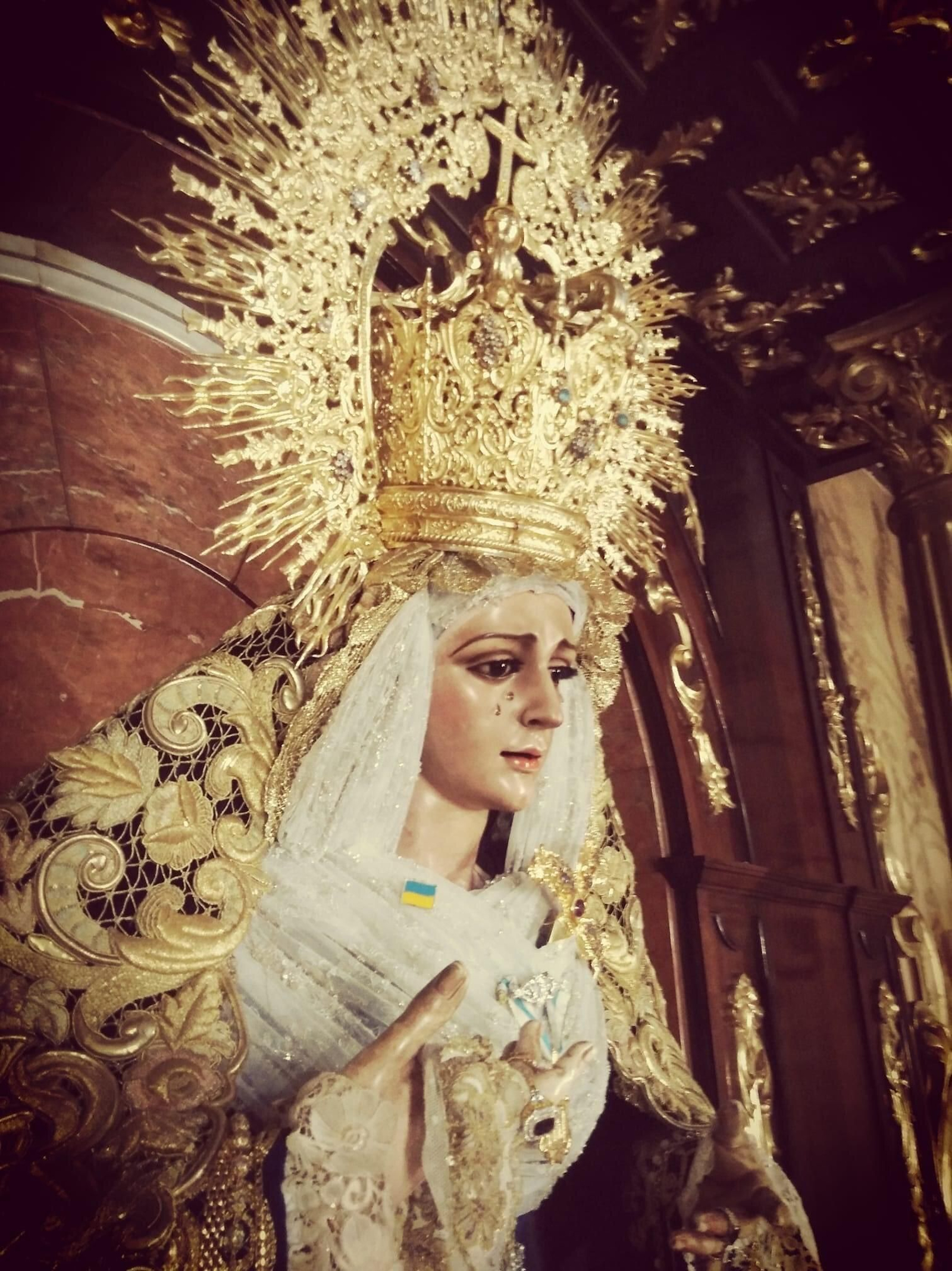 La bandera de Ucrania en el pecho de la Virgen de la Victoria.