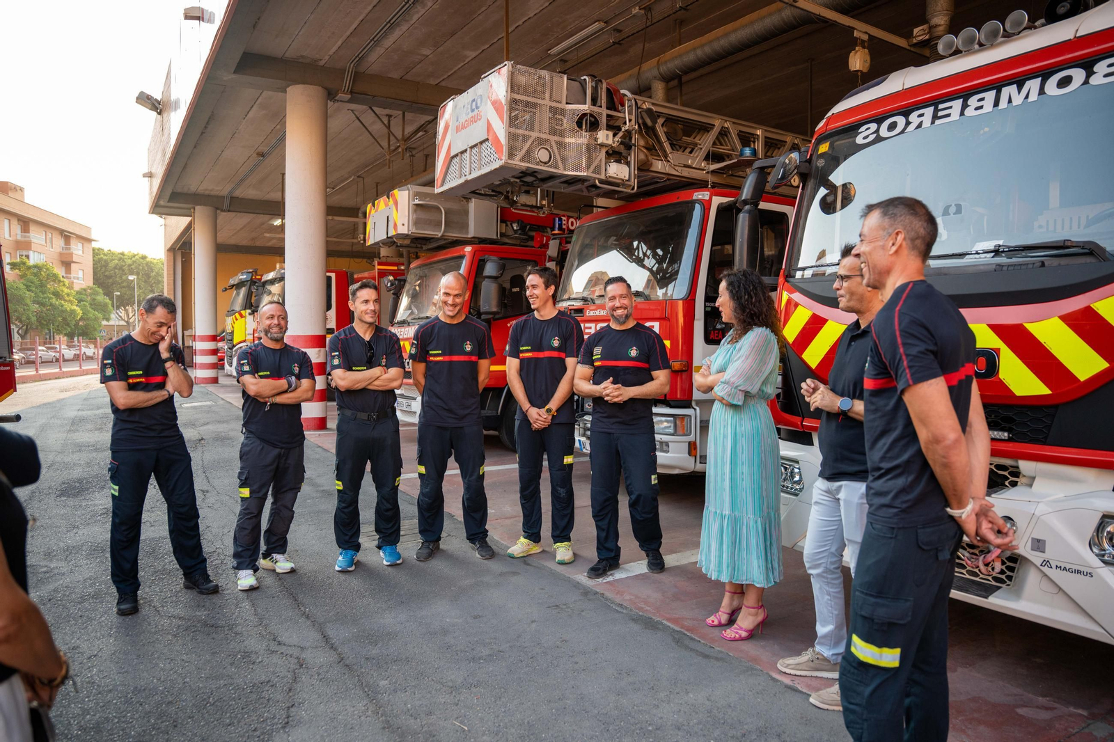La alcaldesa se ha despedido de los bomberos antes de su marcha
