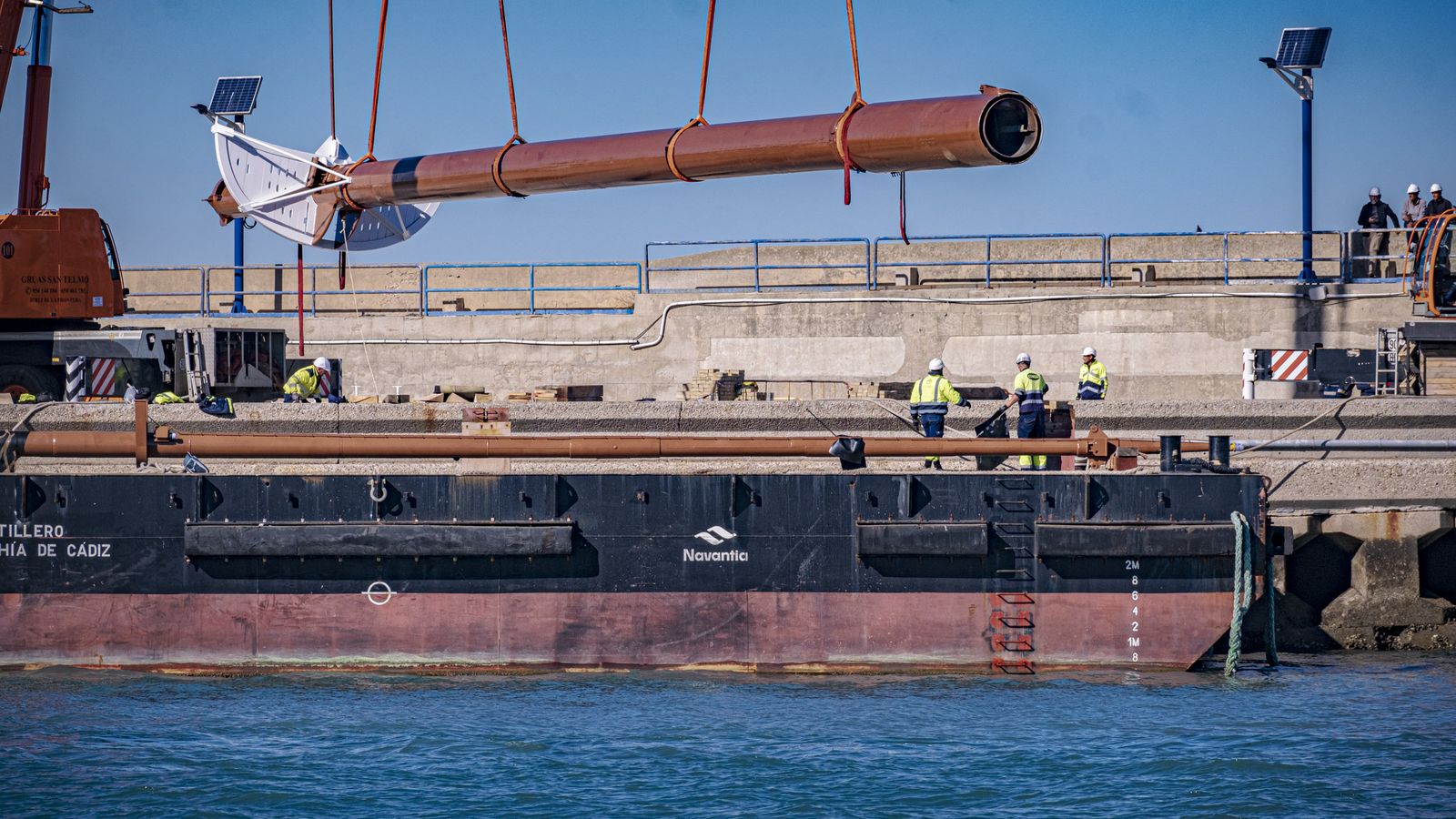 Las imágenes del  traslado por mar del mástil del buque escuela Juan Sebastian Elcano a la Punta de San Felipe