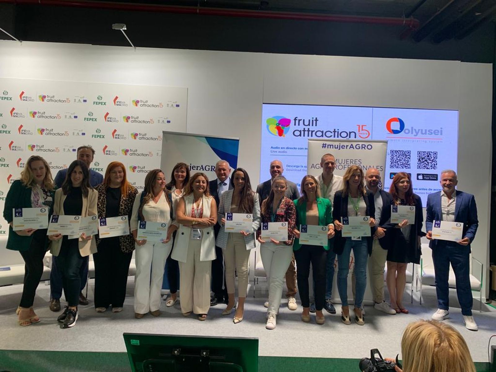 Foto de familia de las empresas adheridas.