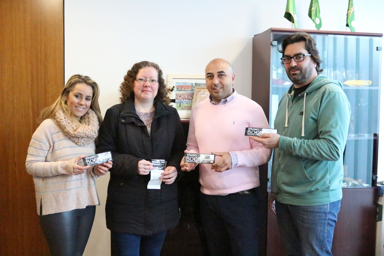 María del Carmen Tamayo (segunda por la izquierda) en el momento de recibir los vales premiados.