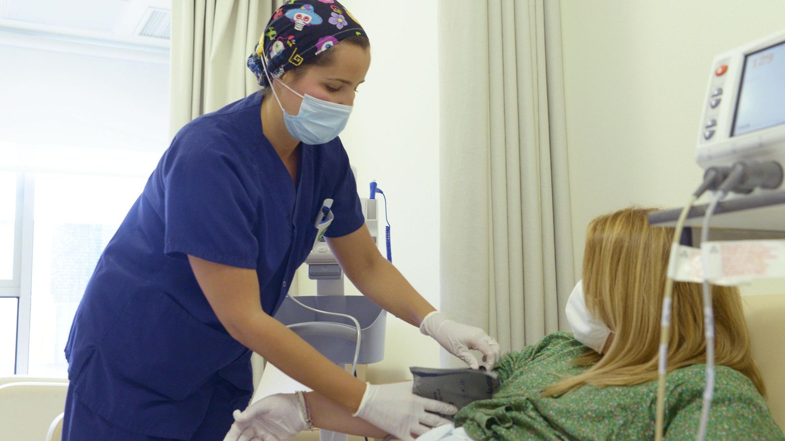 Una enfermera atiende a una paciente.