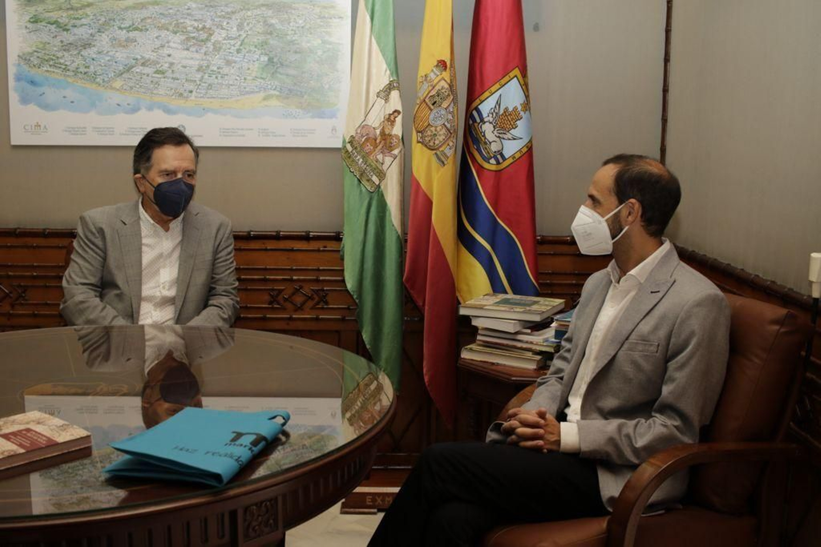 El alcalde de Sanlúcar, reunido con el embajador de Chile en el Palacio Municipal.