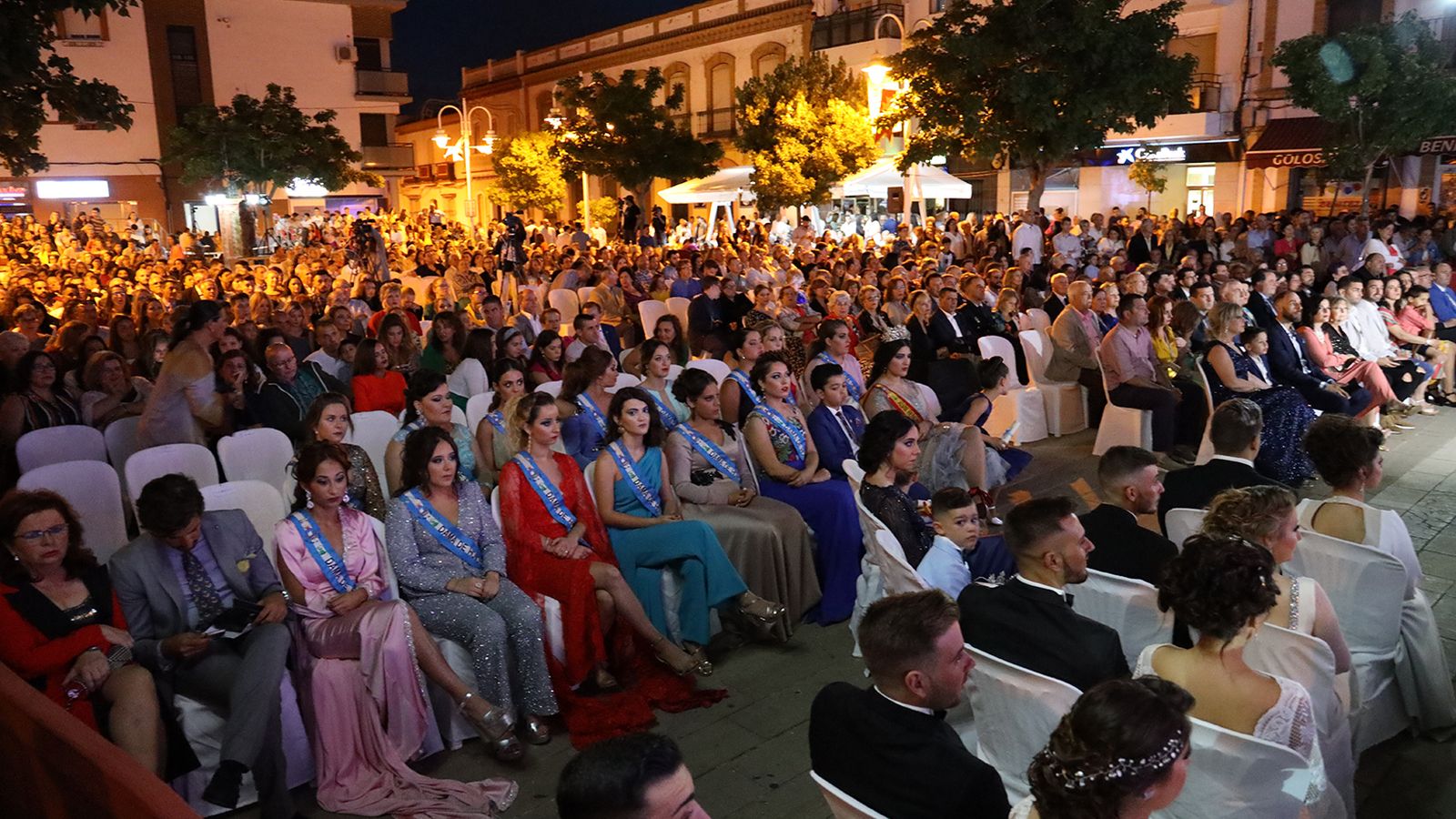 Todo el pueblo se reunió para el inicio de las fiestas.
