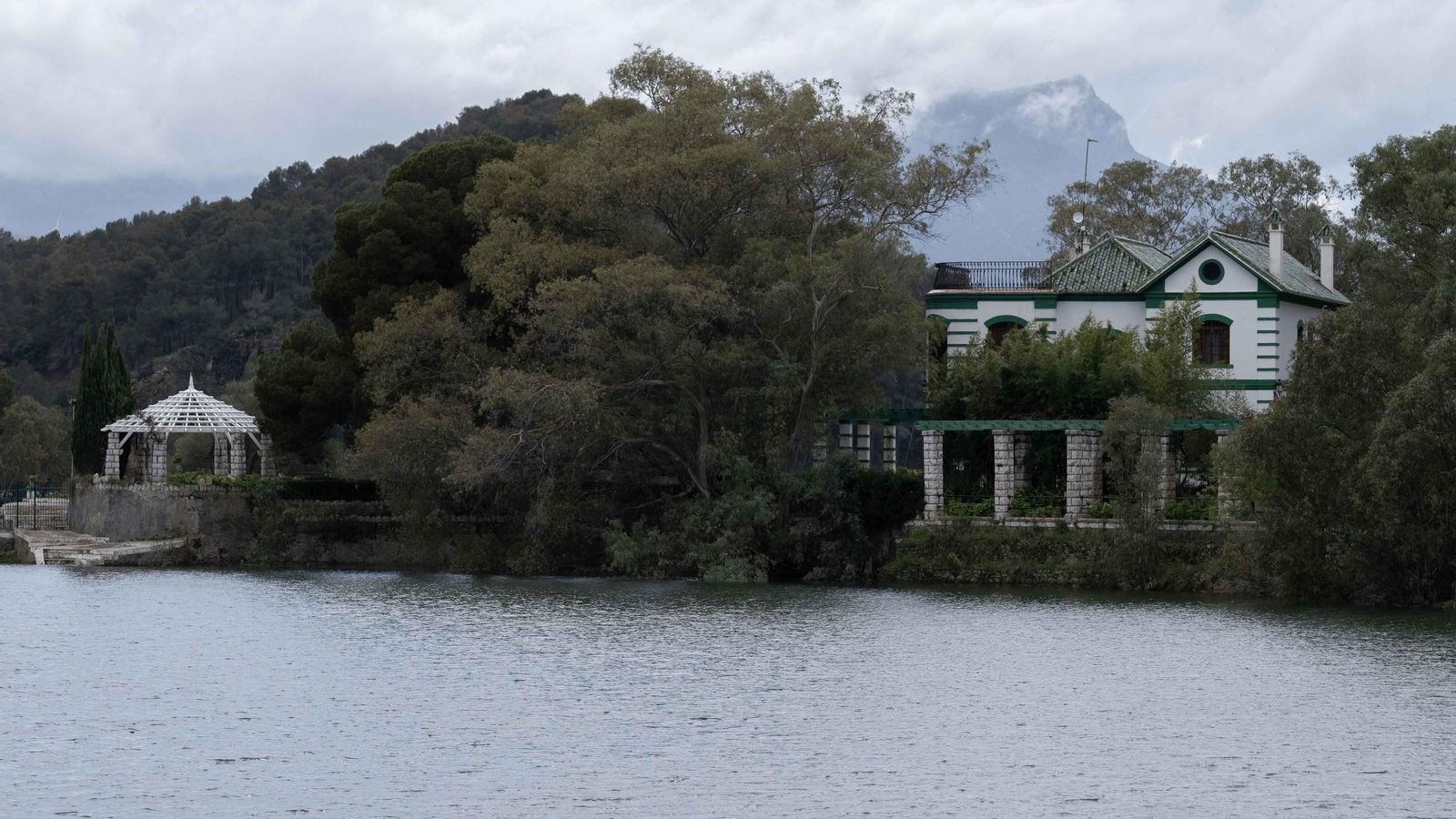 El agua llega al límite junto a la villa del pantano Conde del Guadalhorce.