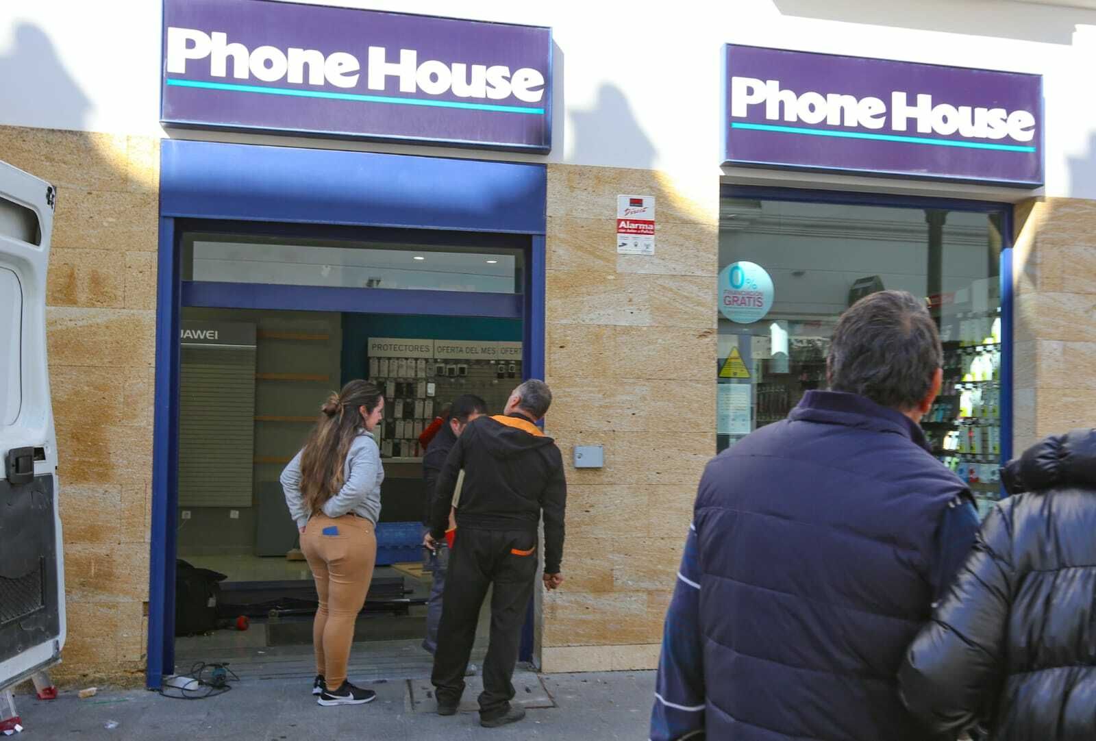 Trabajos de reparación que se realizaban en la puerta principal de la tienda.