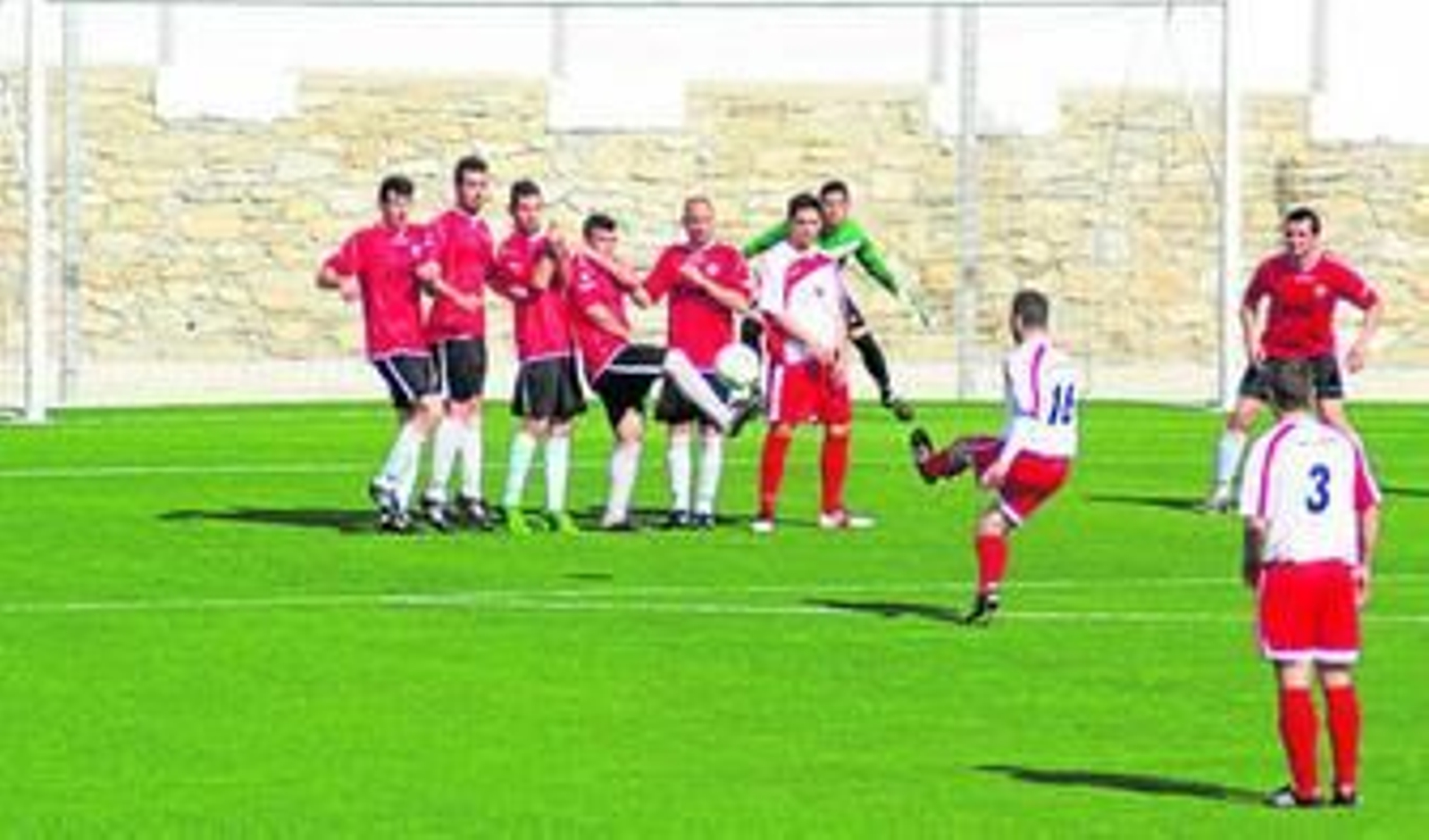 Una disputa previa al lanzamiento de la falta de esta imagen, botada por Sorroche, originó el posterior suceso con el perro y el árbitro.