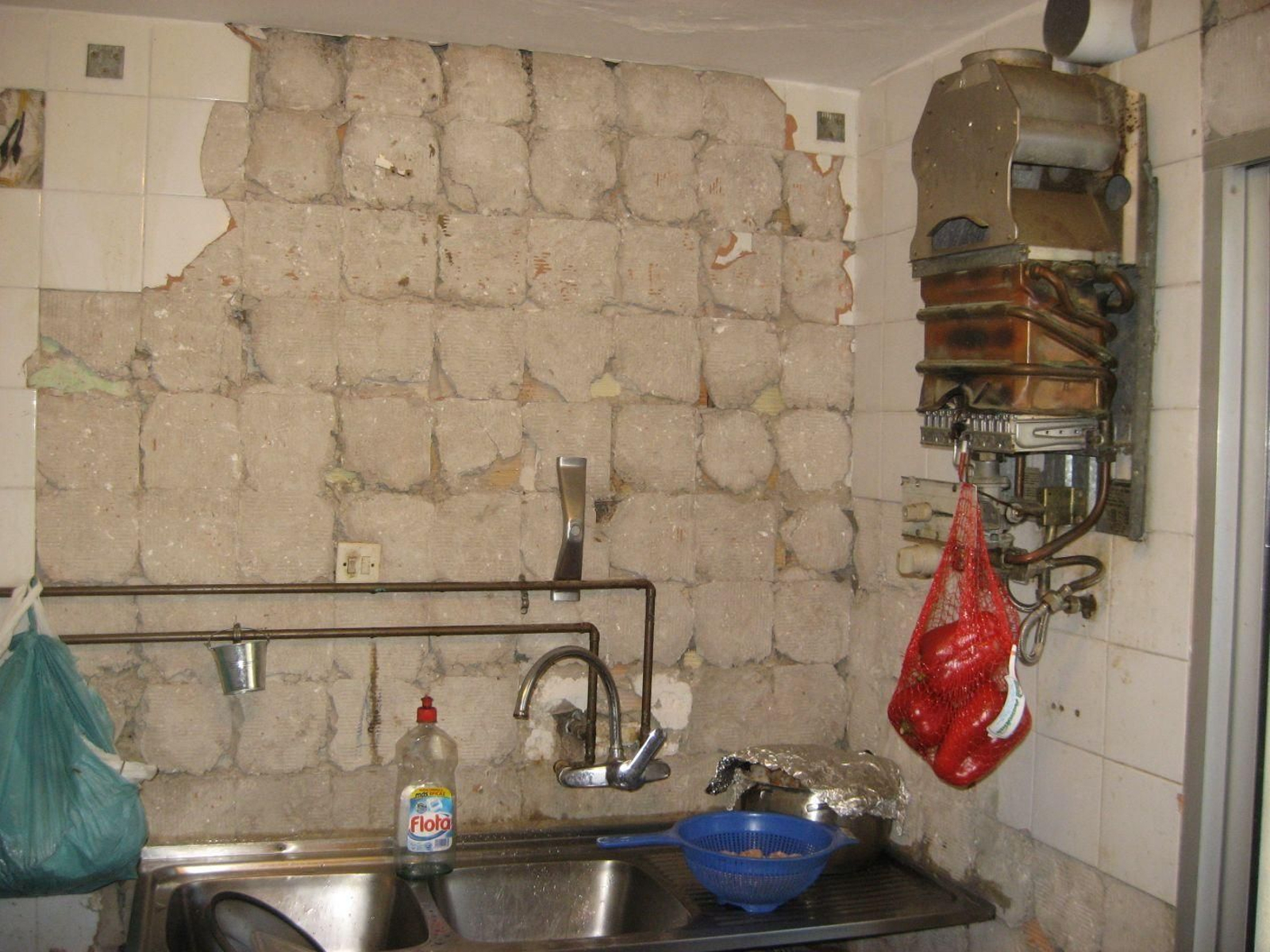 Imágenes del interior de algunas viviendas y de la zona exterior de los bloques.