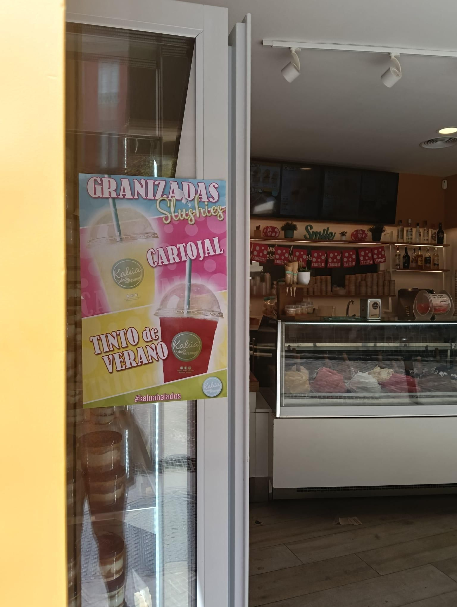 Uno de los carteles donde se anuncia el granizado.