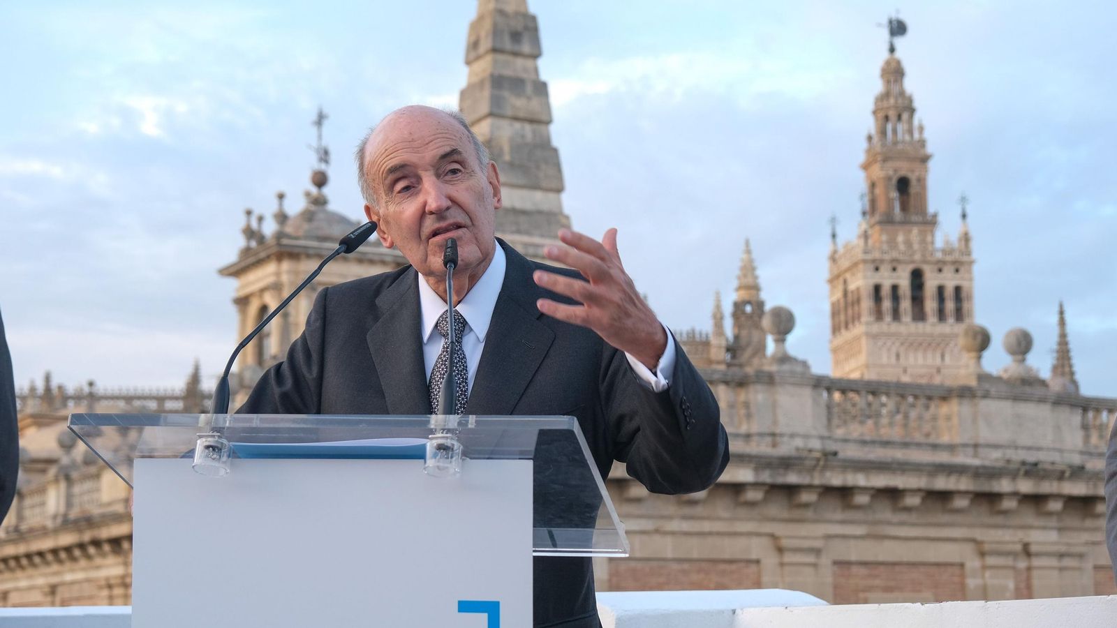 Miquel Roca, con la Giralda de fondo, este martes durante el estreno de la nueva sede de RocaJunyent-Gaona.