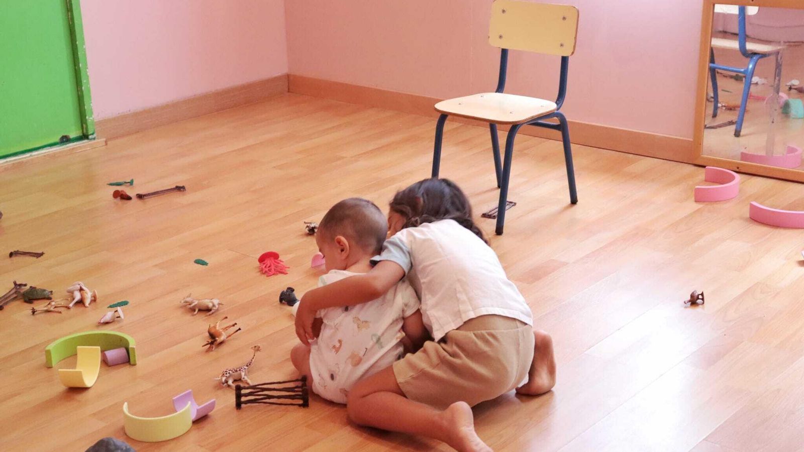 Dos niños jugando juntos en el aula.
