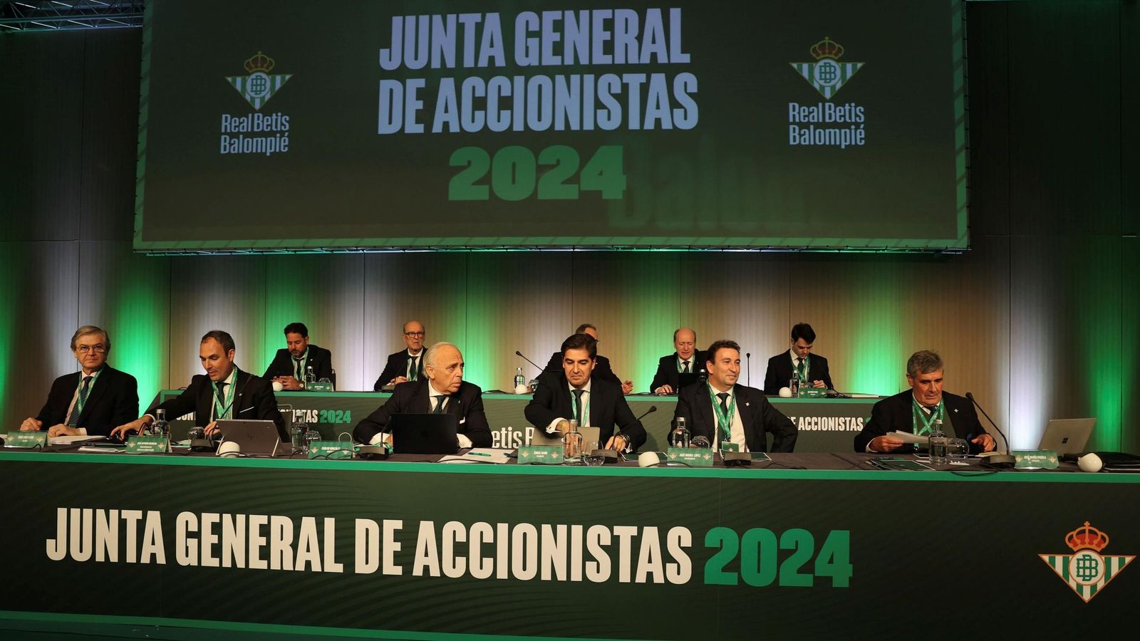 La mesa del consejo de administración del Betis, antes del inicio de la Junta de Accionitas.