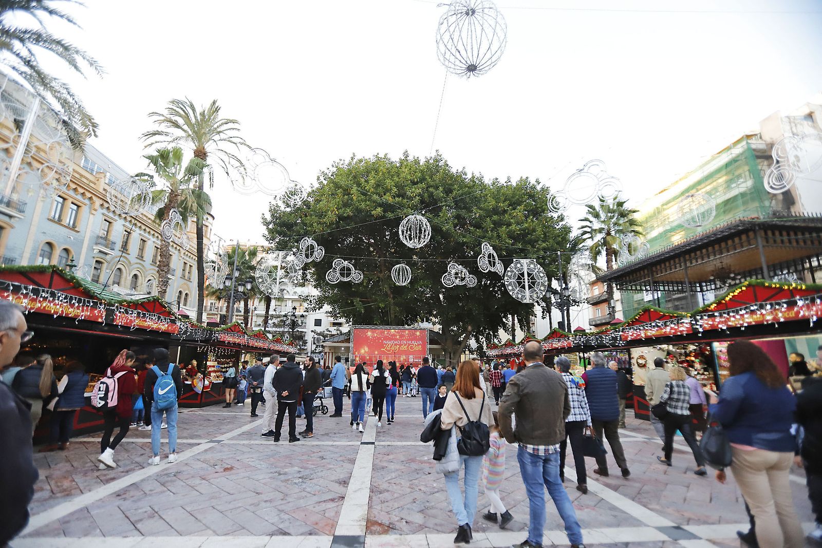 Imágenes del mercado navideño de la Plaza de Las Monjas