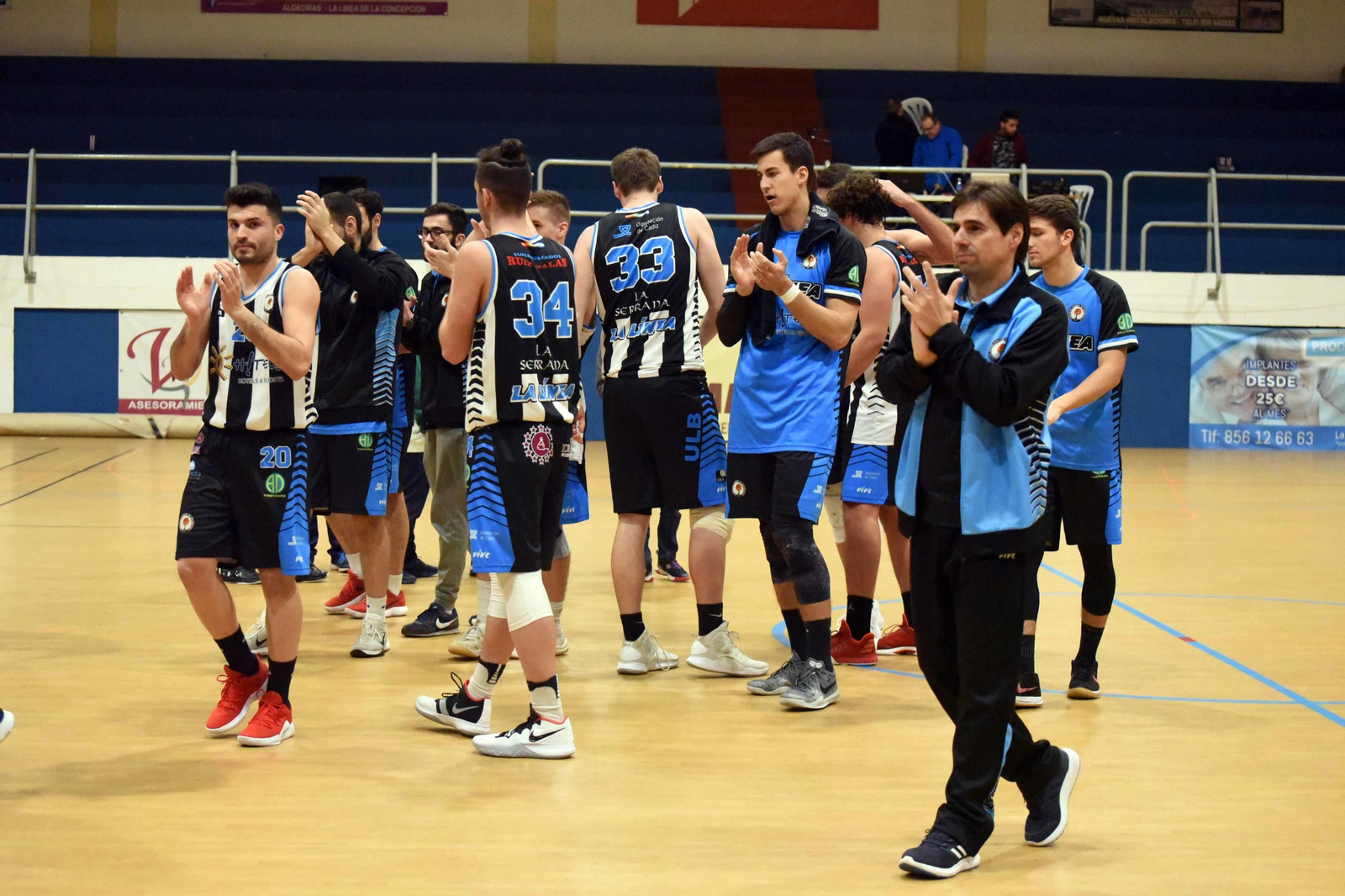 Jugadores y técnicos responden a los aplausos del público al final del encuentro