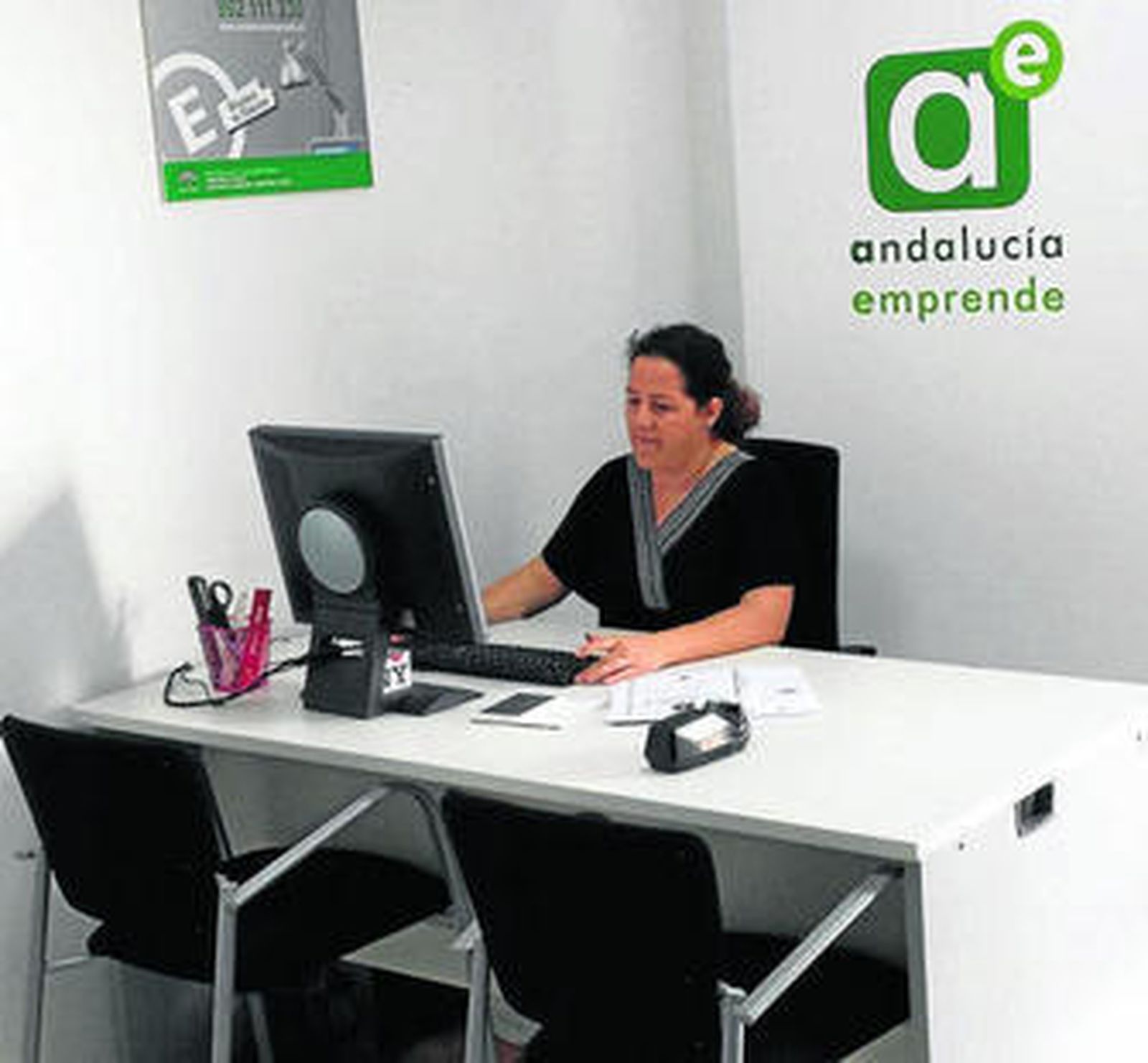 La emprendedora María Isabel Fernández Corral en su despacho del CADE de Vícar.