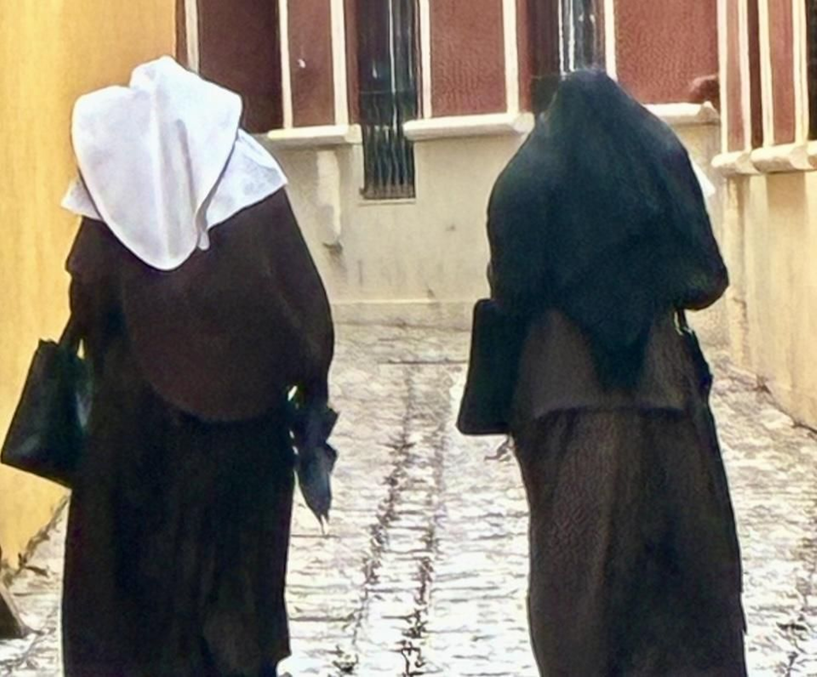 Dos religiosas por una calle del centro en la mañana de ayer.