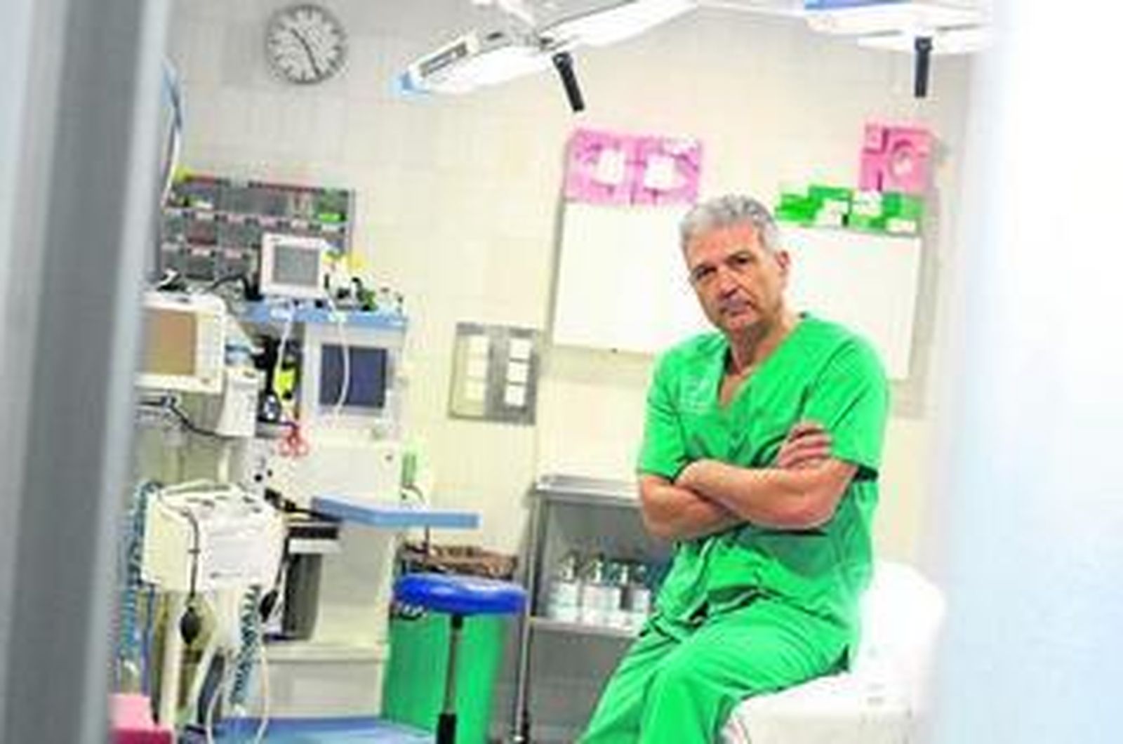 El doctor Manuel Rovira, responsable de la Unidad de Raquis en el Hospital Macarena.