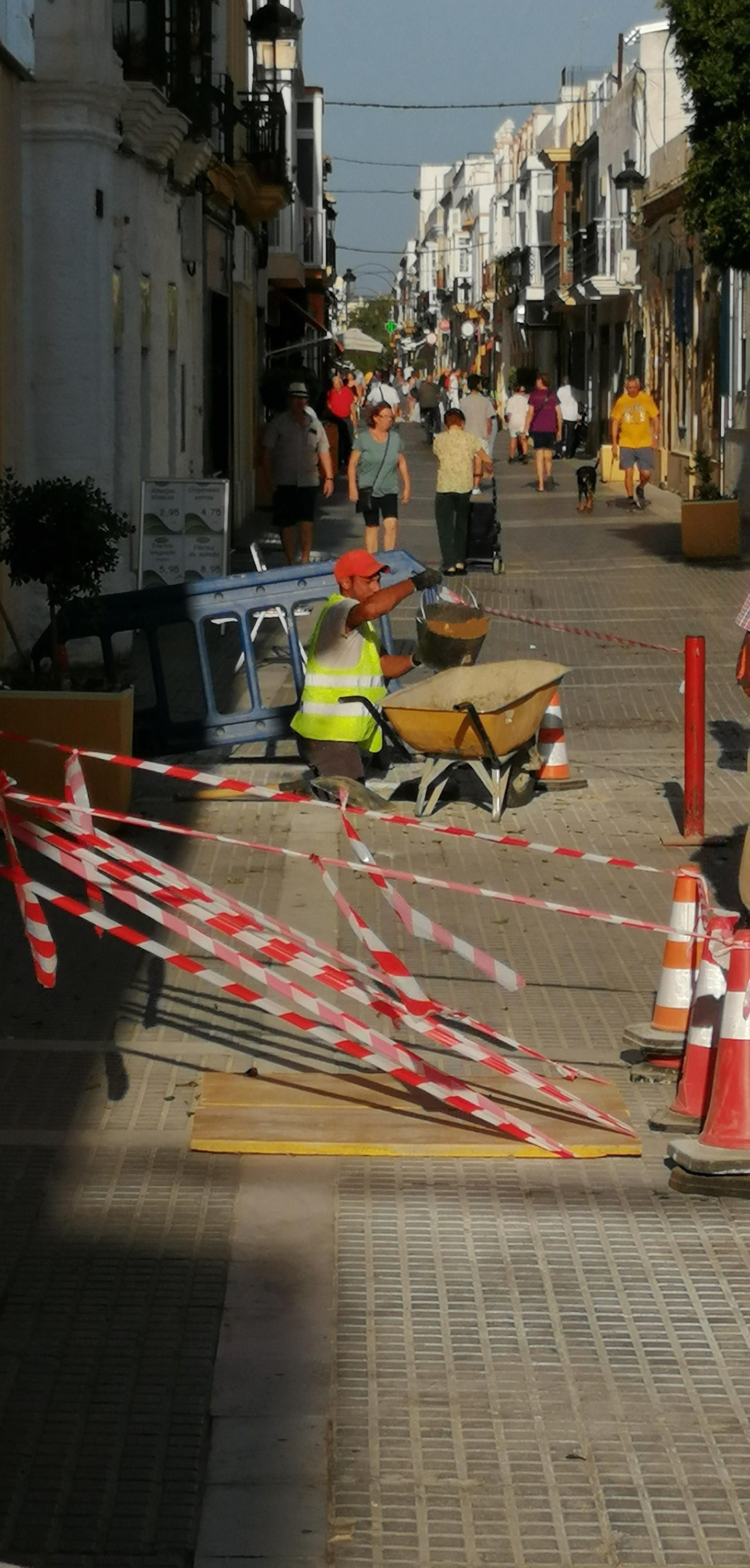 Obras para instalar los toldos en calle De la Plaza