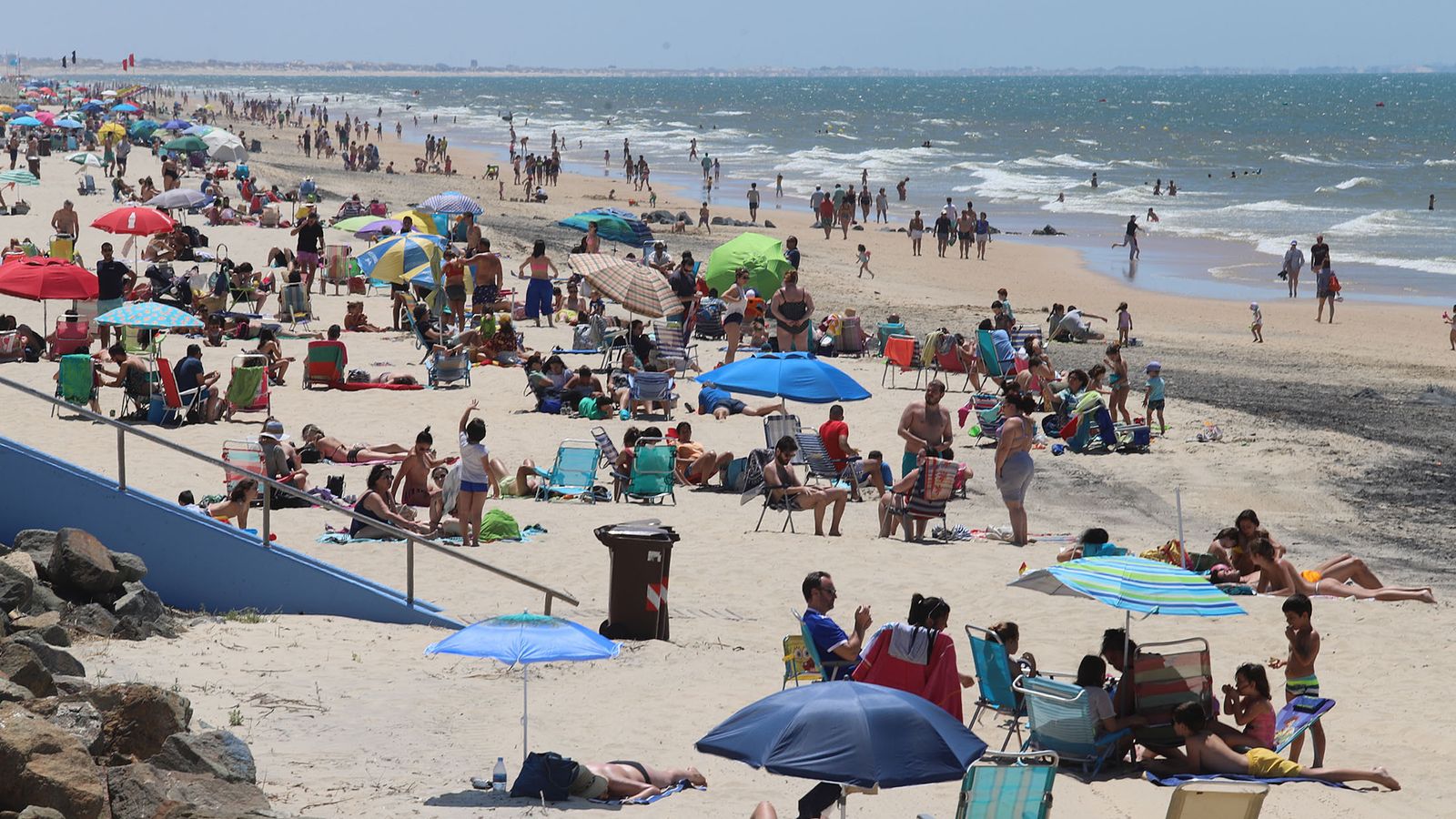 Vista general de Matalascañas, con mucho público pero con las distancias.