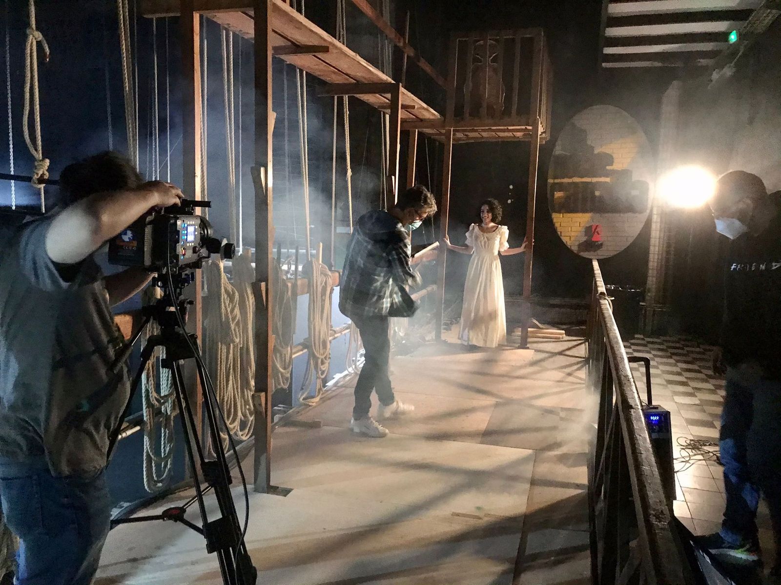 Escena rodada en el Teatro Cervantes con Cris de la Osa como protagonista.