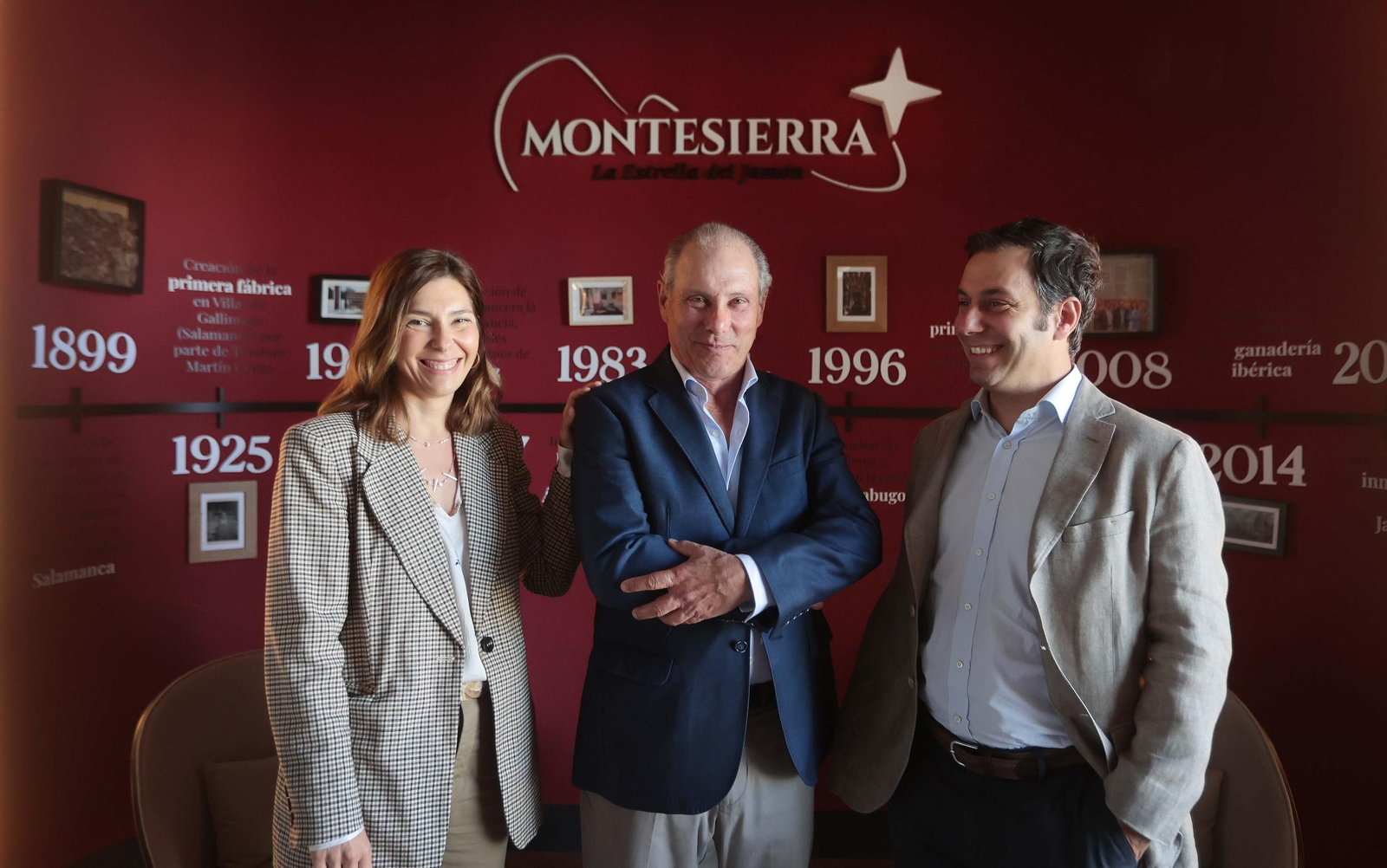 José Manuel Martín Álvarez-Cedrón junto a sus hijos José Manuel y Loreto, en la sede de Montesierra en Jerez.