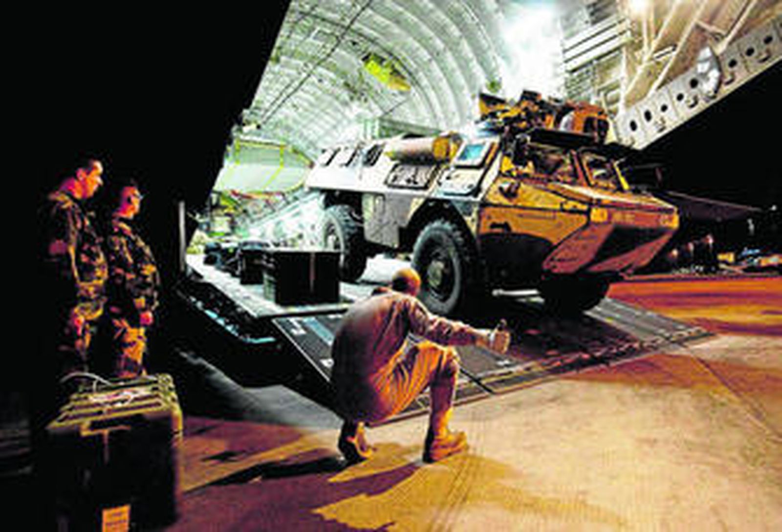 Fotografía facilitada por el Ministerio de Defensa británico que muestra la descarga de un vehículo armado francés ayer en el aeropuerto de Bamako.