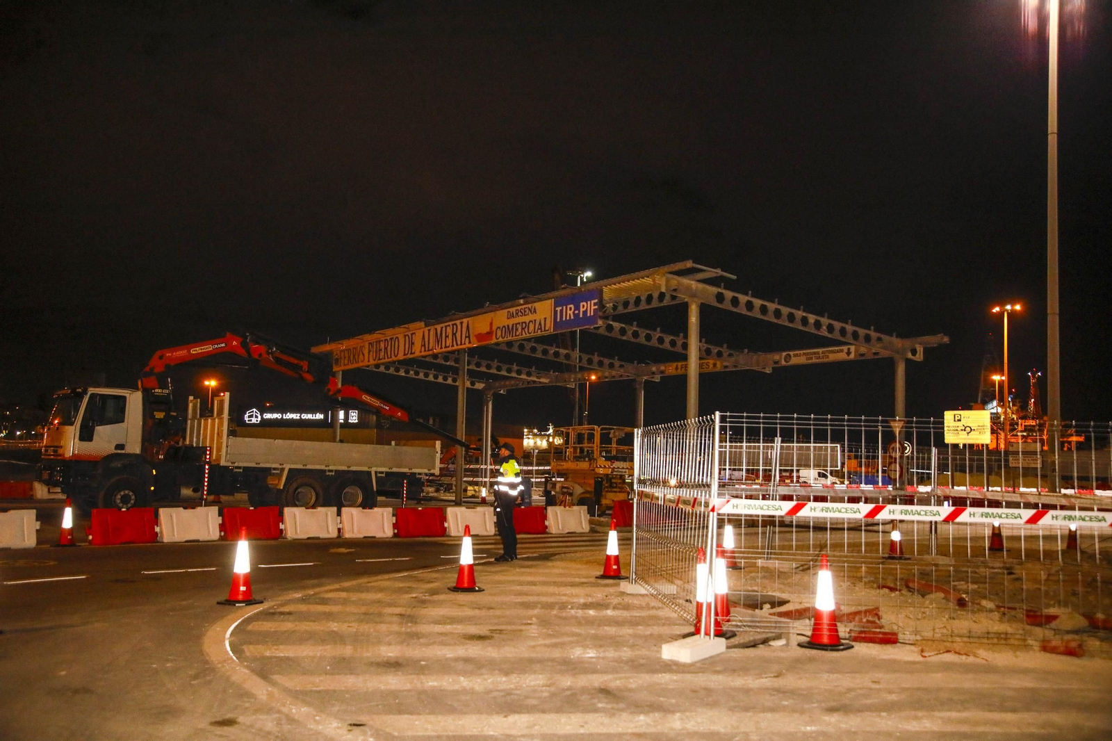 Las imágenes del derribo de la marquesina de la entrada al Puerto de Almería