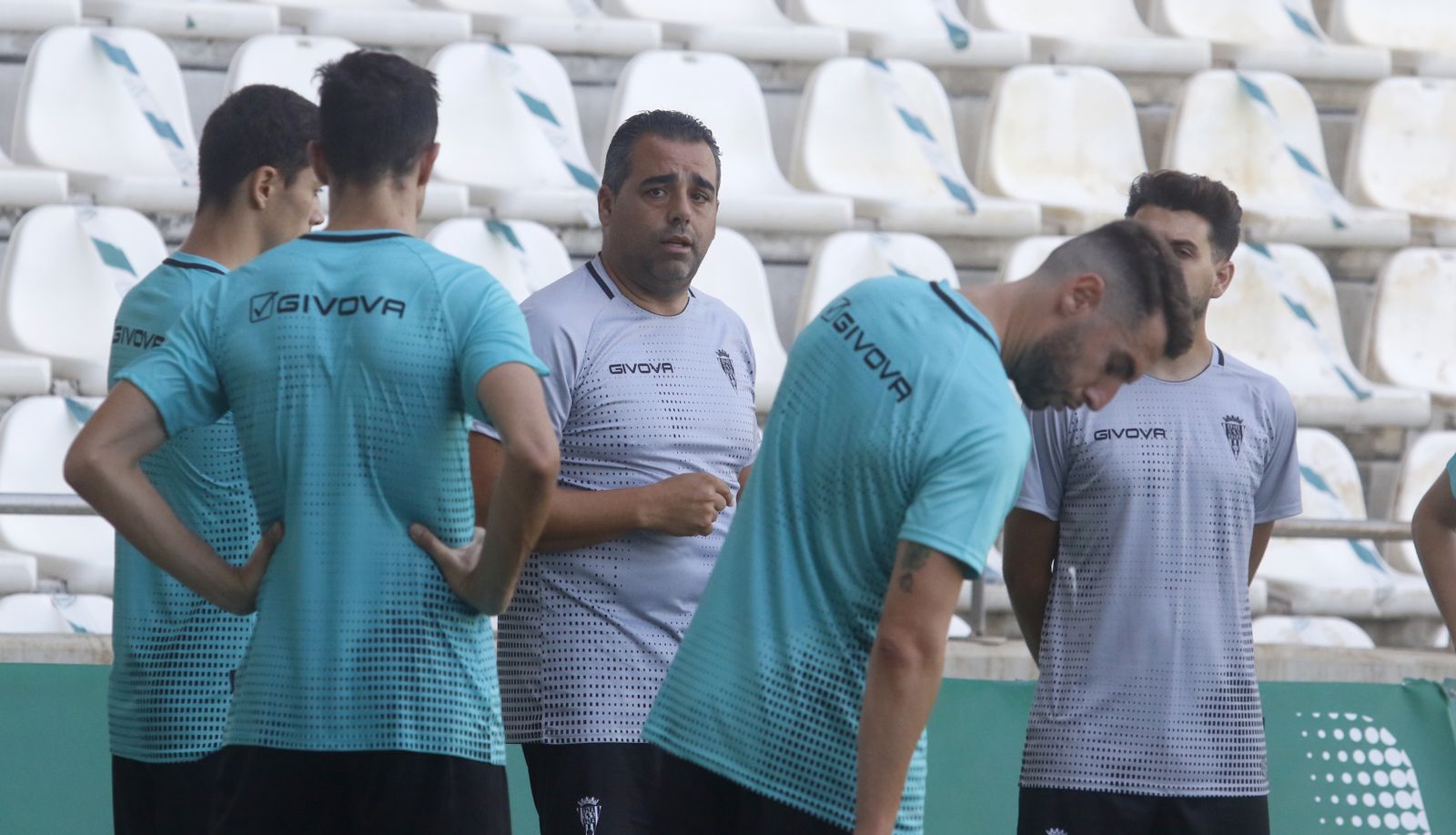 Germán Crespo da órdenes a sus jugadores durante el partido ante el filial.