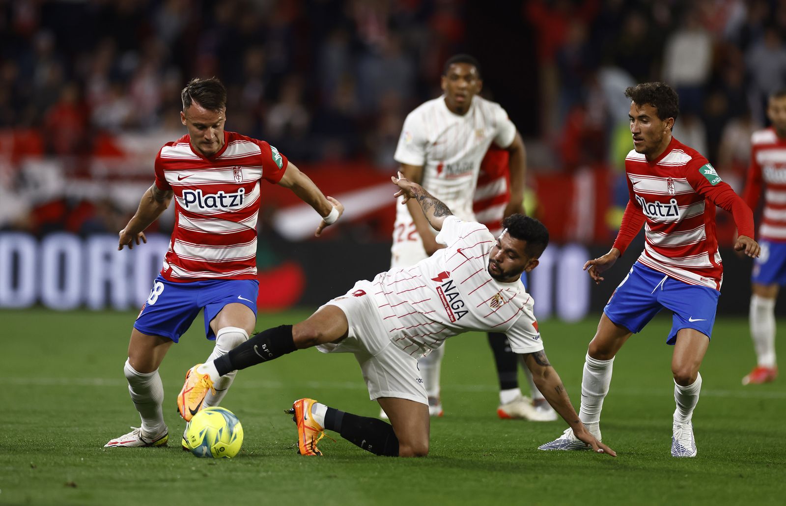Pugna por el balón en el Sevilla-Granada de este viernes