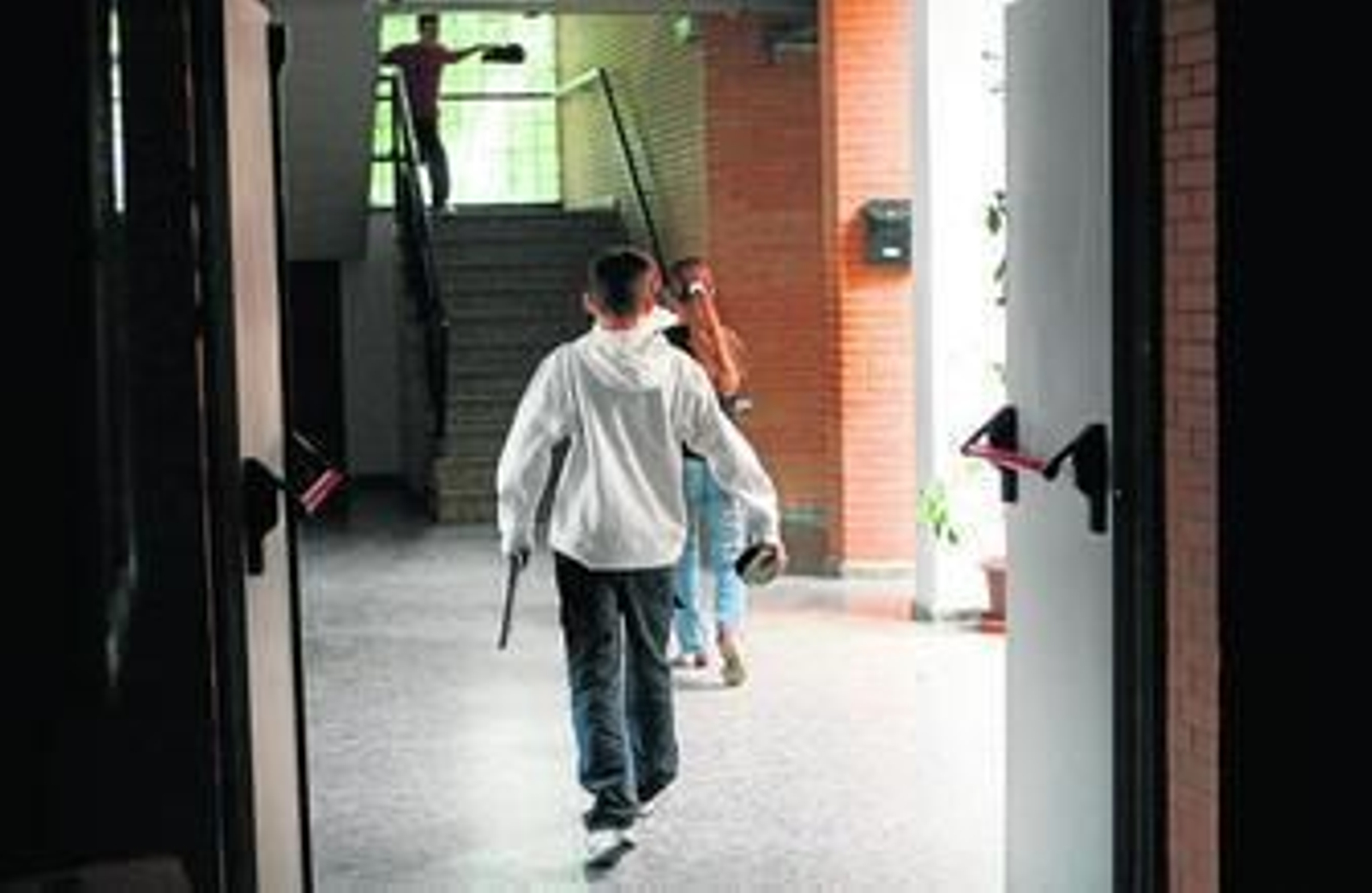 Dos escolares se incorporan a clase cuando la jornada ya ha comenzado.