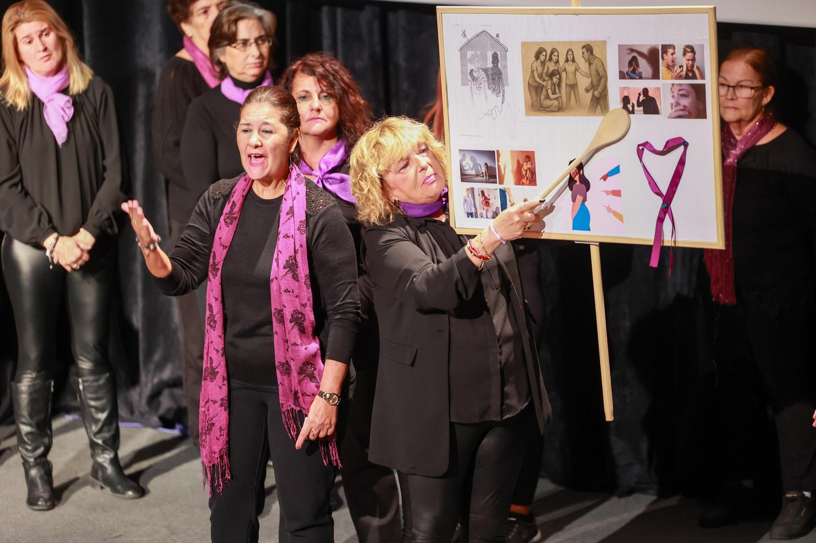 Un de los momentos de la representación del romancero a cargo de representantes de colectivos de mujeres.