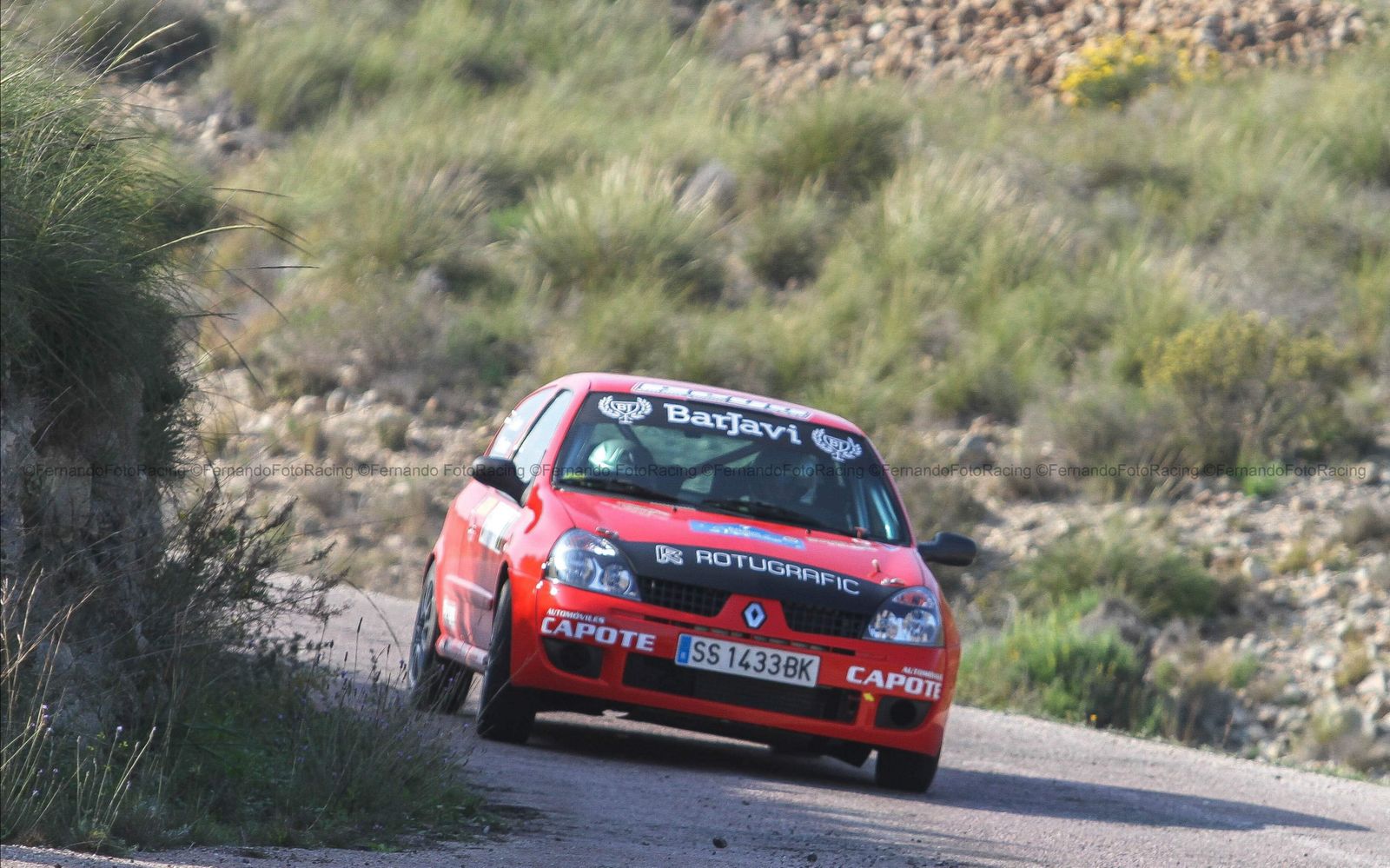 Alberto García, en acción con el Renault Clío en el Rally de Carboneras.