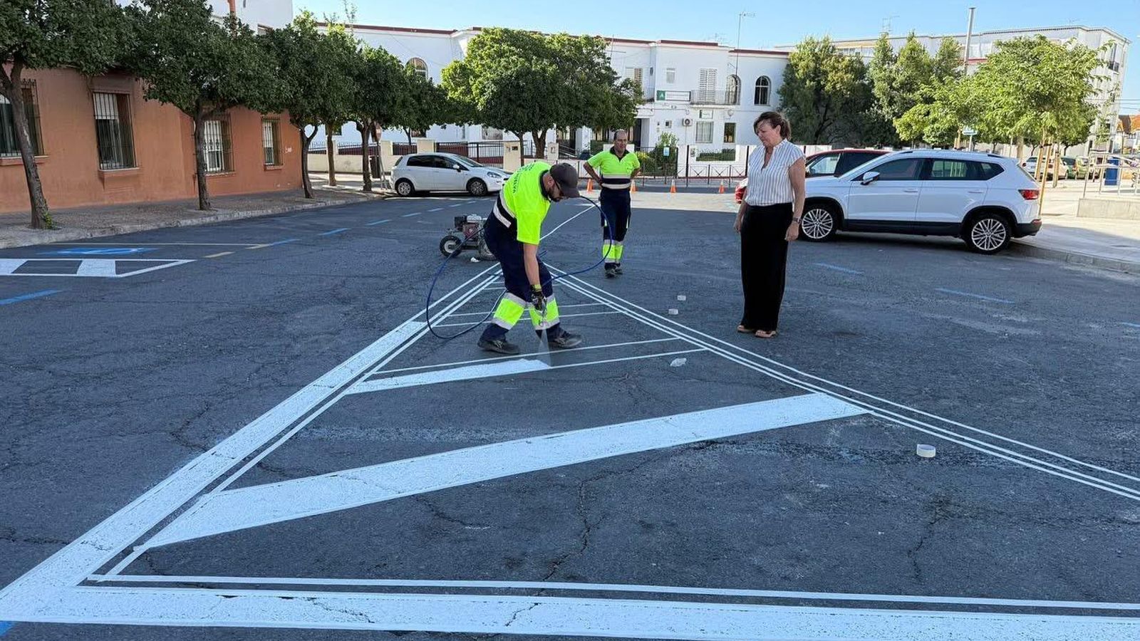Operarios pintando la nueva señalización en Huerta Mena.