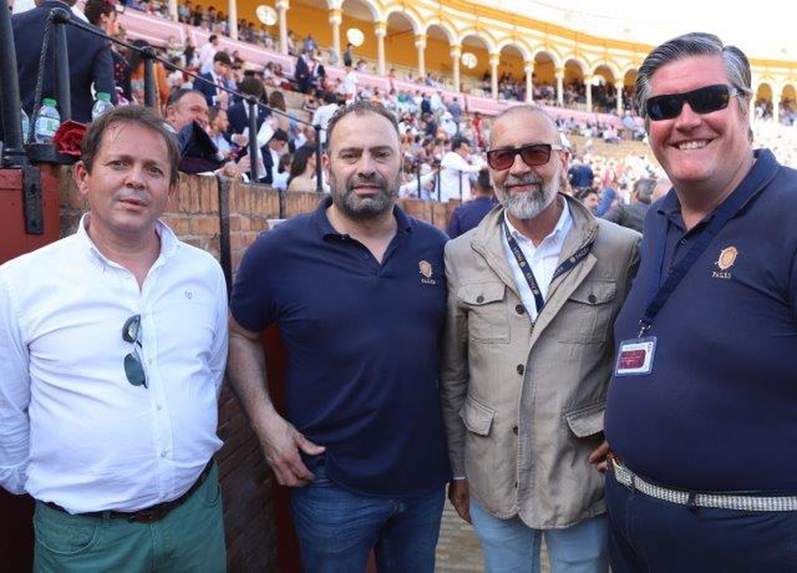 Los famosos y autoridades en la corrida de rejones de la Feria de Abril.