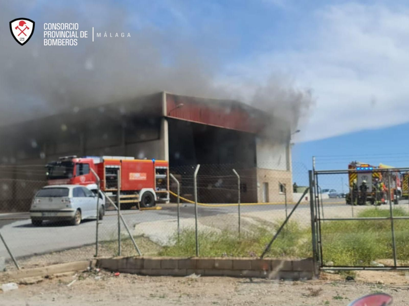 Las fotos del incendio en una nave de productos cárnicos en Humilladero