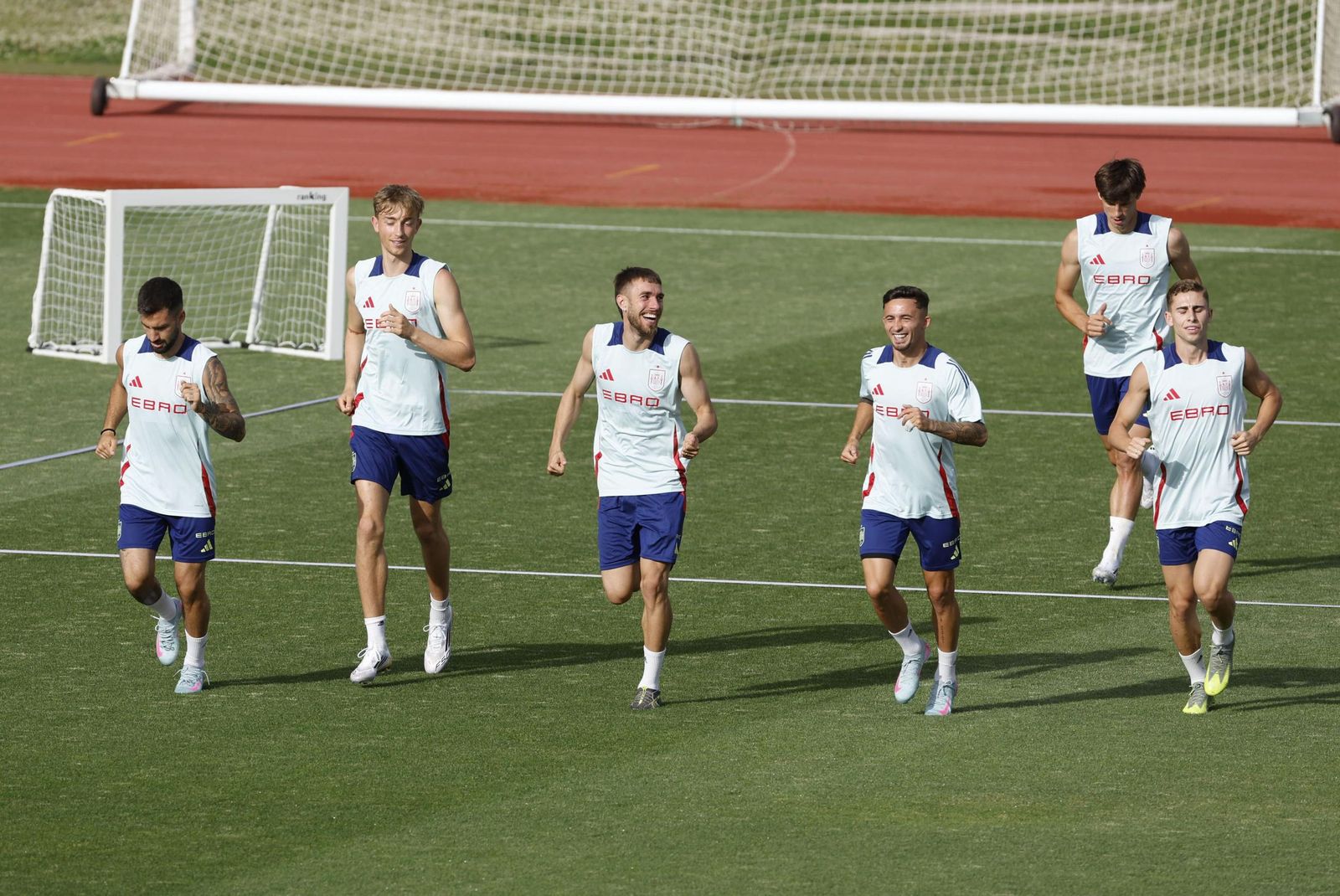 Dean Huijsen sonríe con España mientras espera a Isco