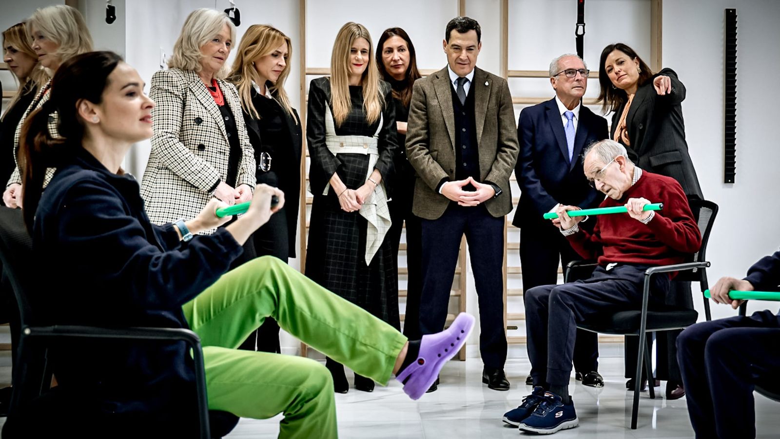 La comitiva, presidida por Juanma Moreno, visitando una clase de rehabilitación en este centro.