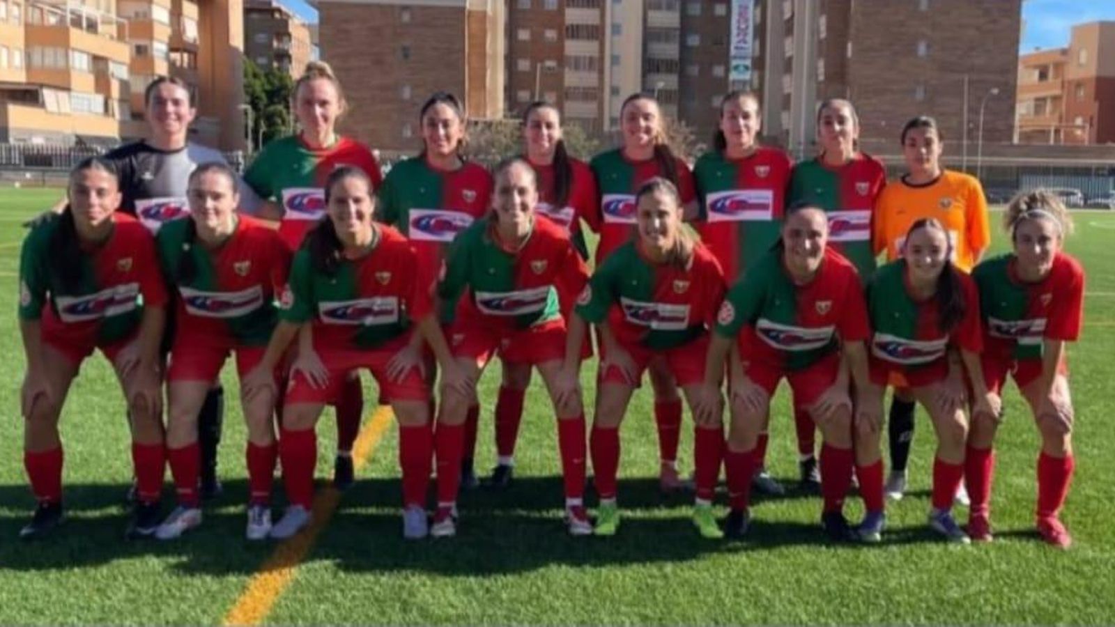 Las jugadoras del Pavía posan sobre el terreno de juego antes del comienzo de su partido ante el Úbeda Viva.
