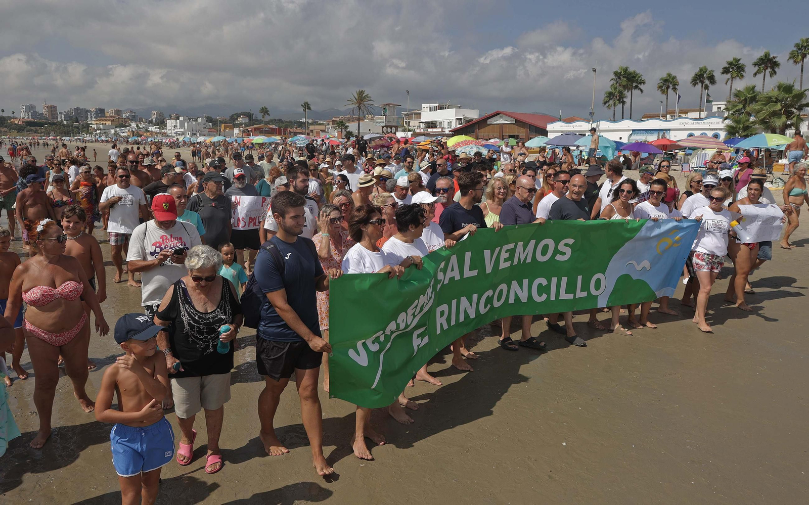 Fotos de la manifestación de la plataforma Salvemos El Rinconcillo y el grupo ecologista Verdemar en Algeciras