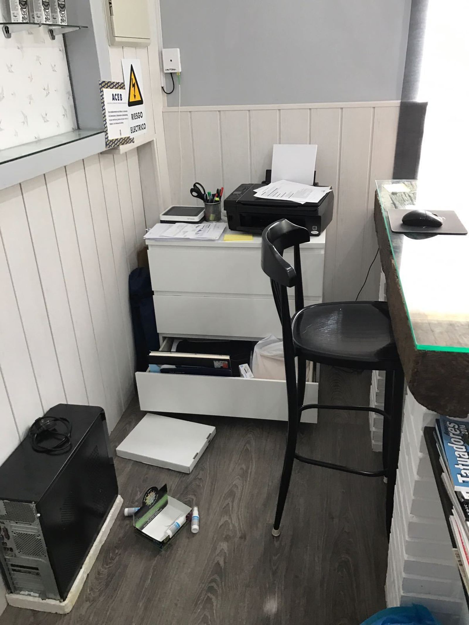 Destrozos en el interior del estudio.