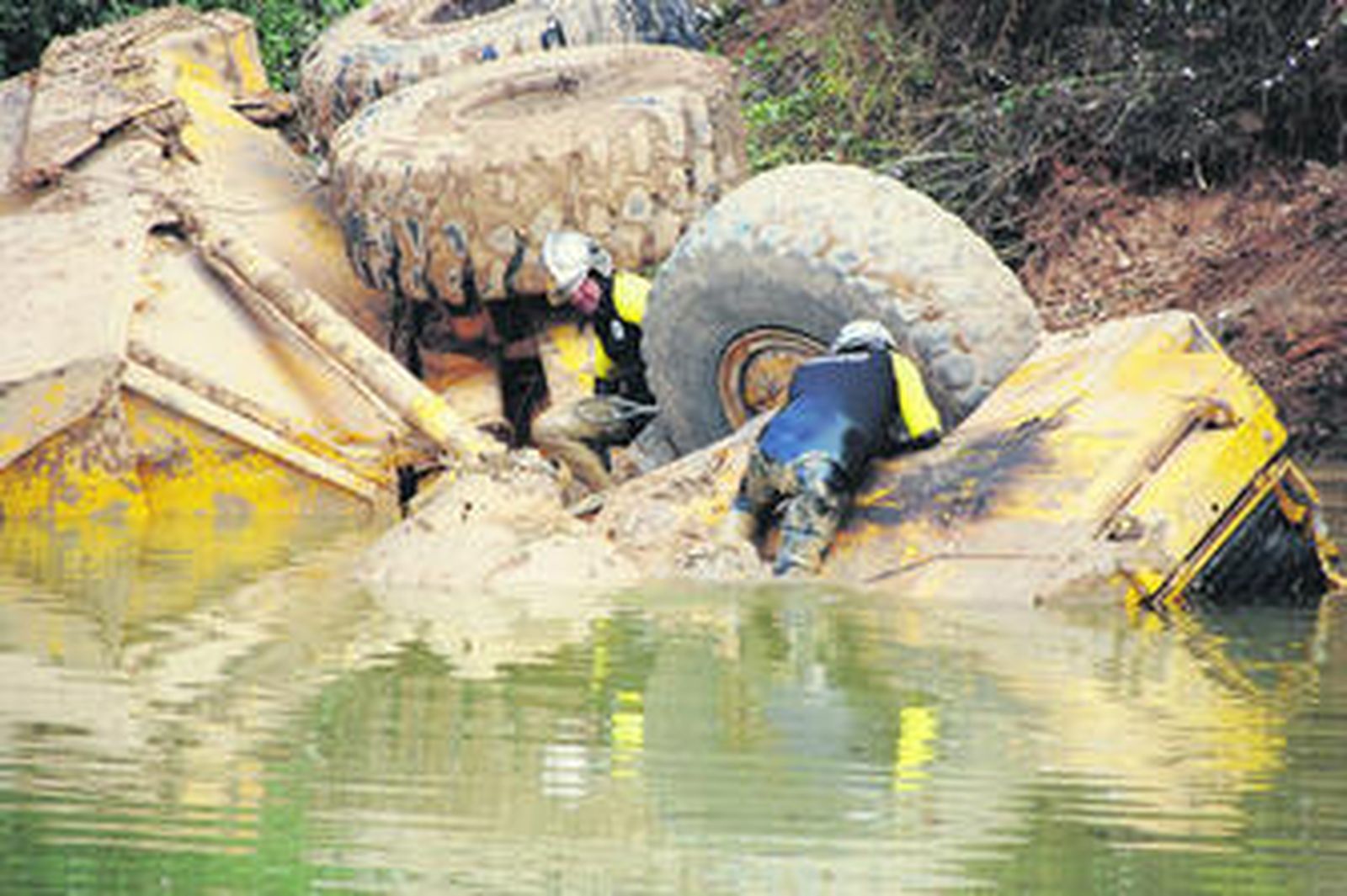 Bomberos intentan liberar el cadáver del camionero que murió ayer en una cantera de Torrecera.