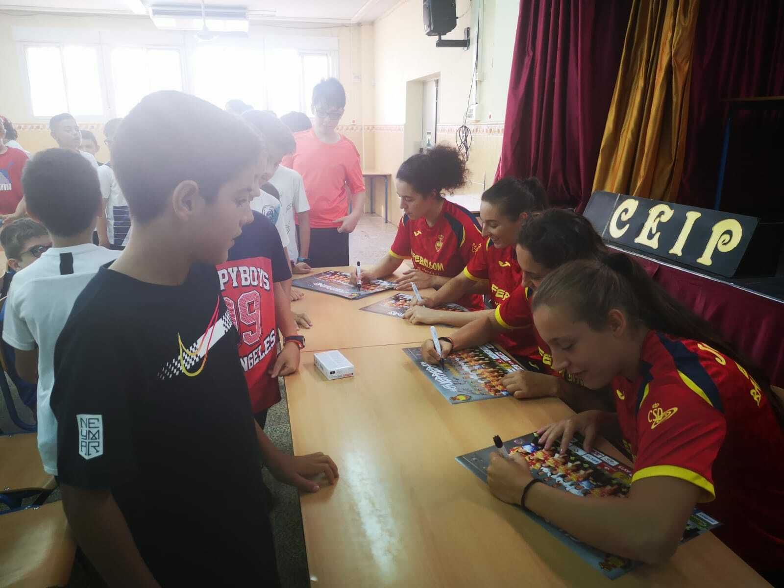 Fotogalería de la visita de las 'Guerreras' a colegios de la provincia