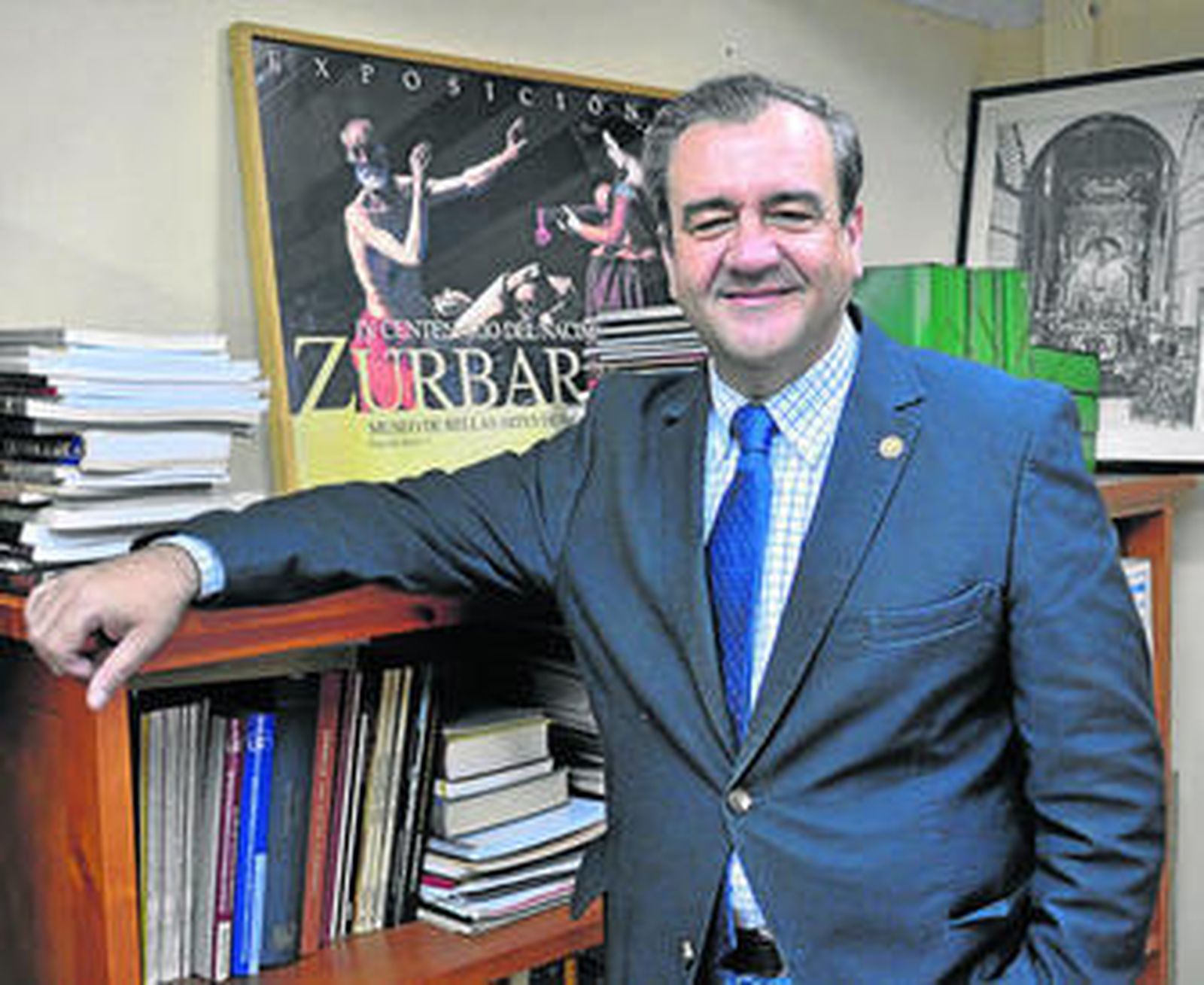 José Fernández en su despacho de la Facultad de Geografía e Historia de la Universidad de Sevilla.