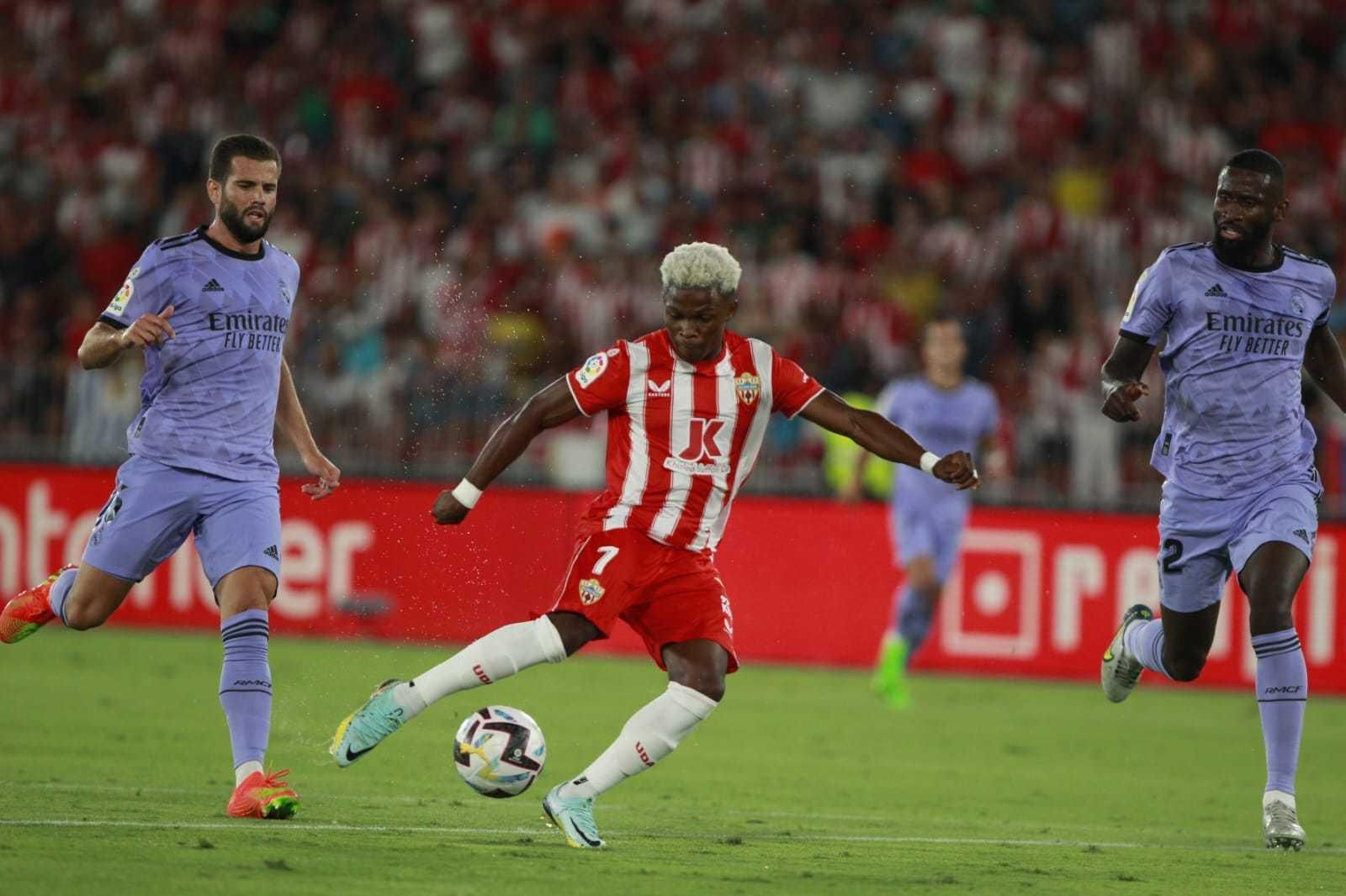 Ramazani ejecuta el disparo que sirvió para adelantar a los rojiblancos la temporada pasada ante el Real Madrid.