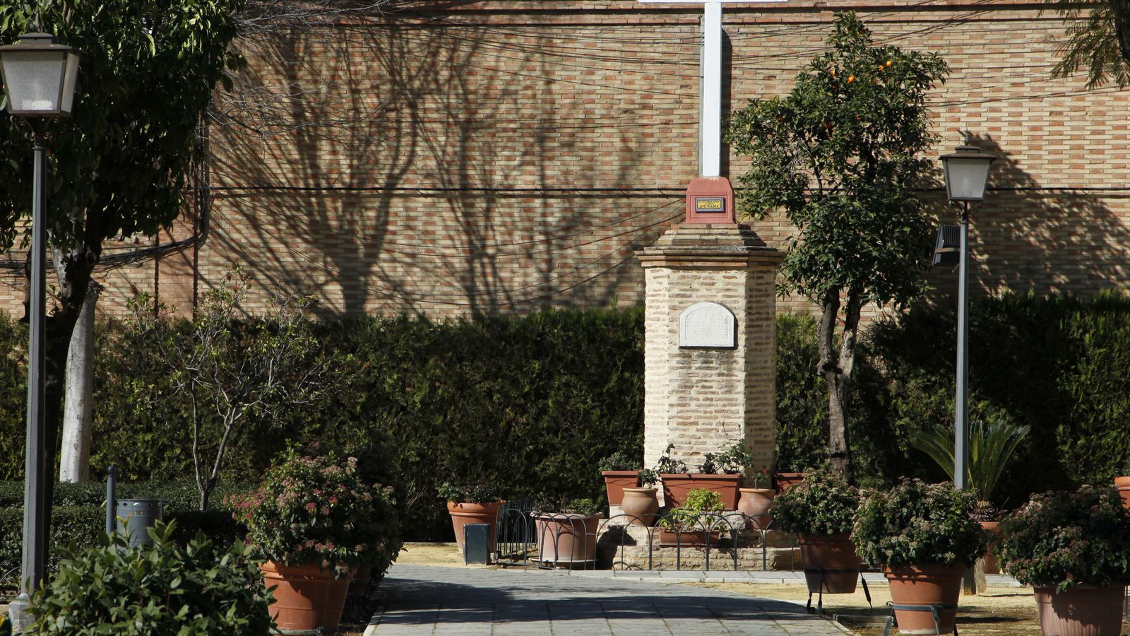 Cruz que recuerda el antiguo cementerio junto a la iglesia de San Sebastián