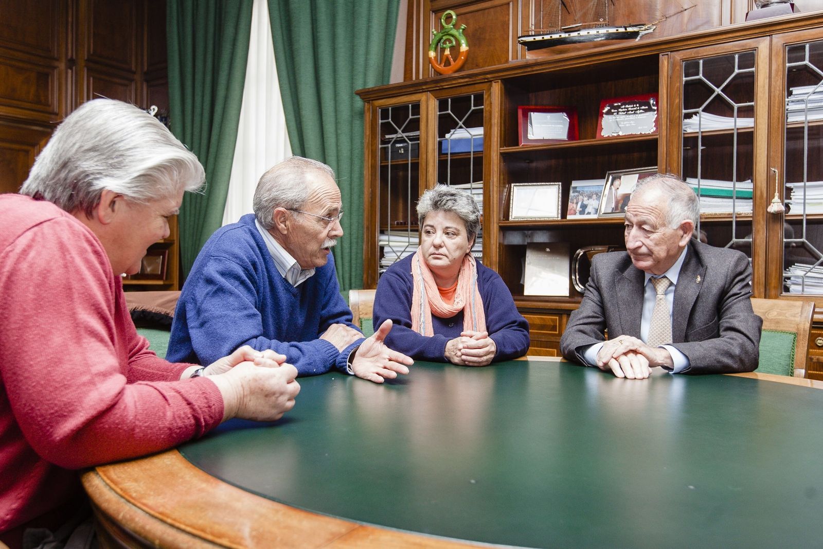 Las hermanas Mercedarias de la Caridad de San Isidro con Amat.