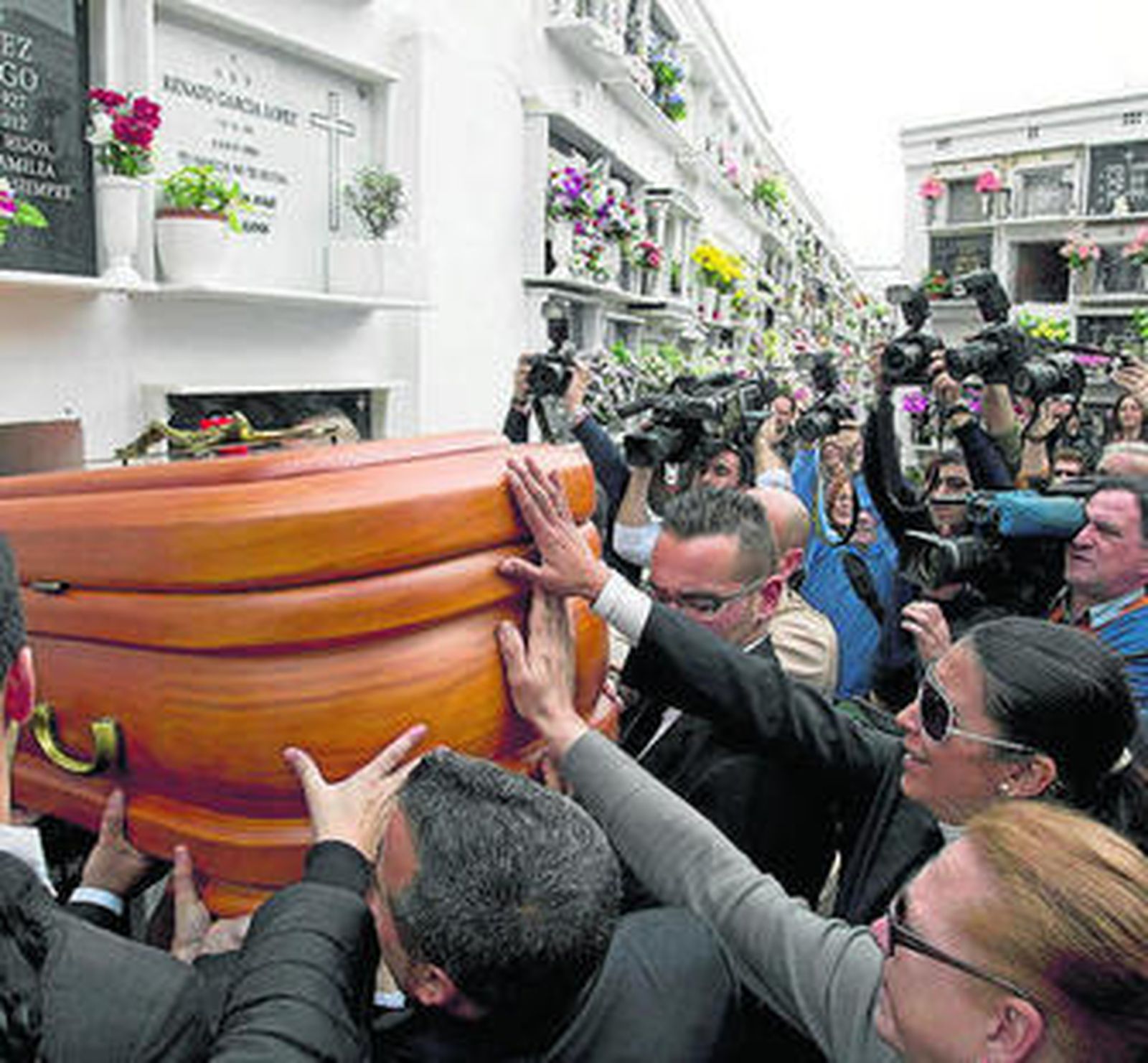 El entierro de la artista congregó a una multitud.