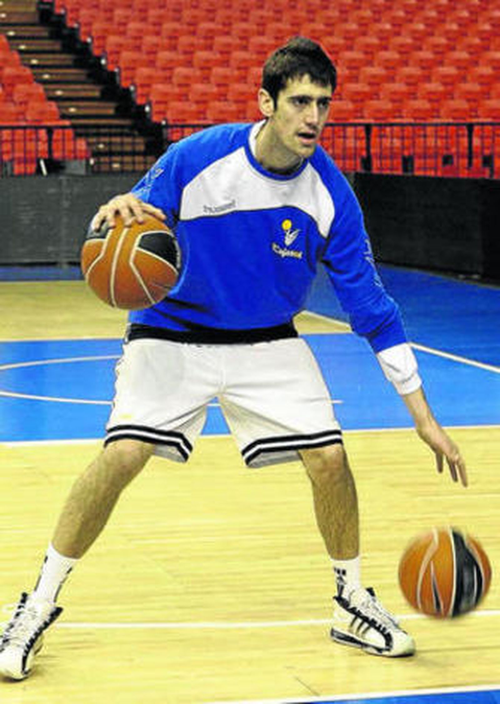 Sastre realiza ejercicios con dos balones en un entrenamiento.